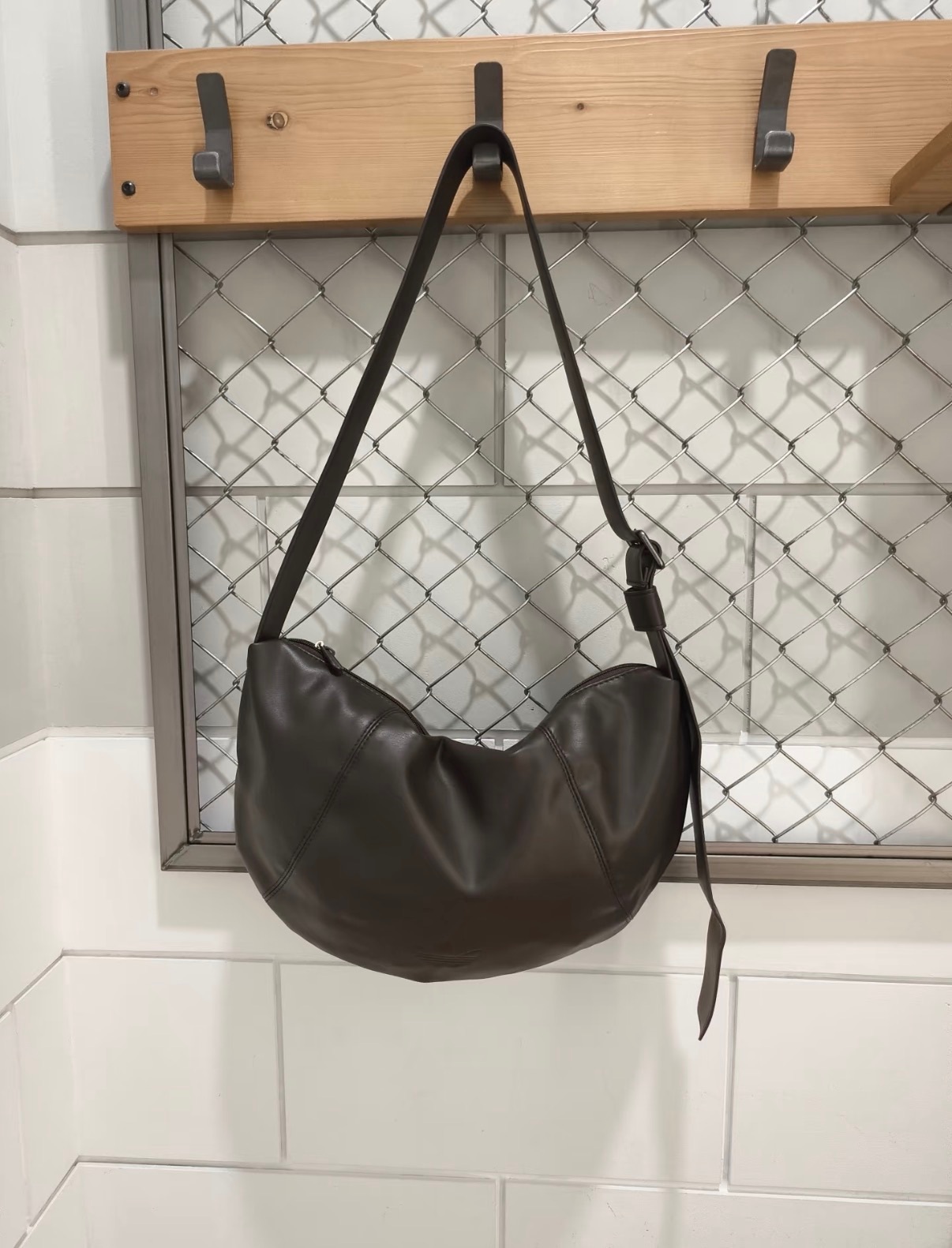 【隨時截單！限時優惠預訂】ADIDAS 軟熟仿皮半月袋（2色）