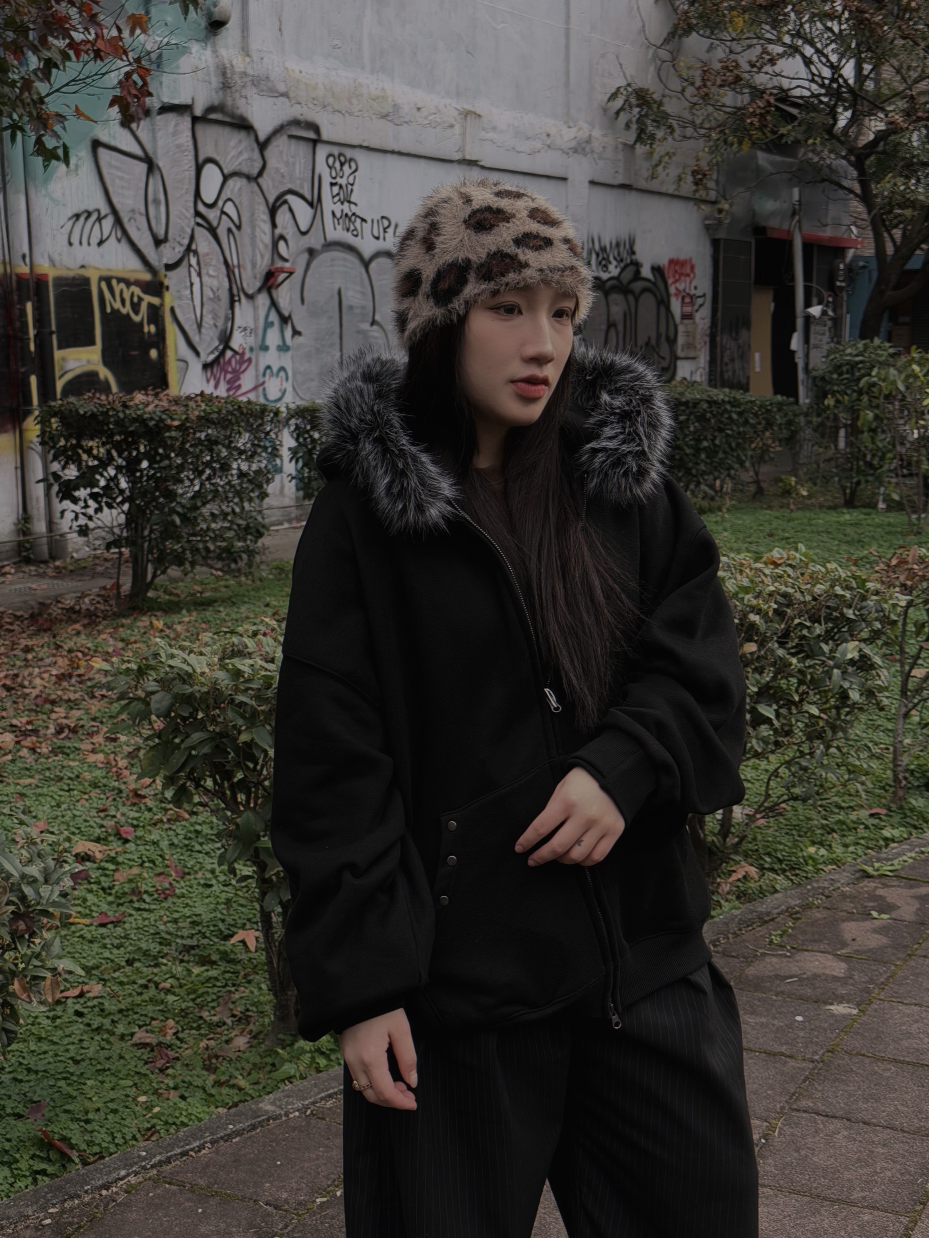 <快速出貨> 巨絨鉚釘連帽外套 黑