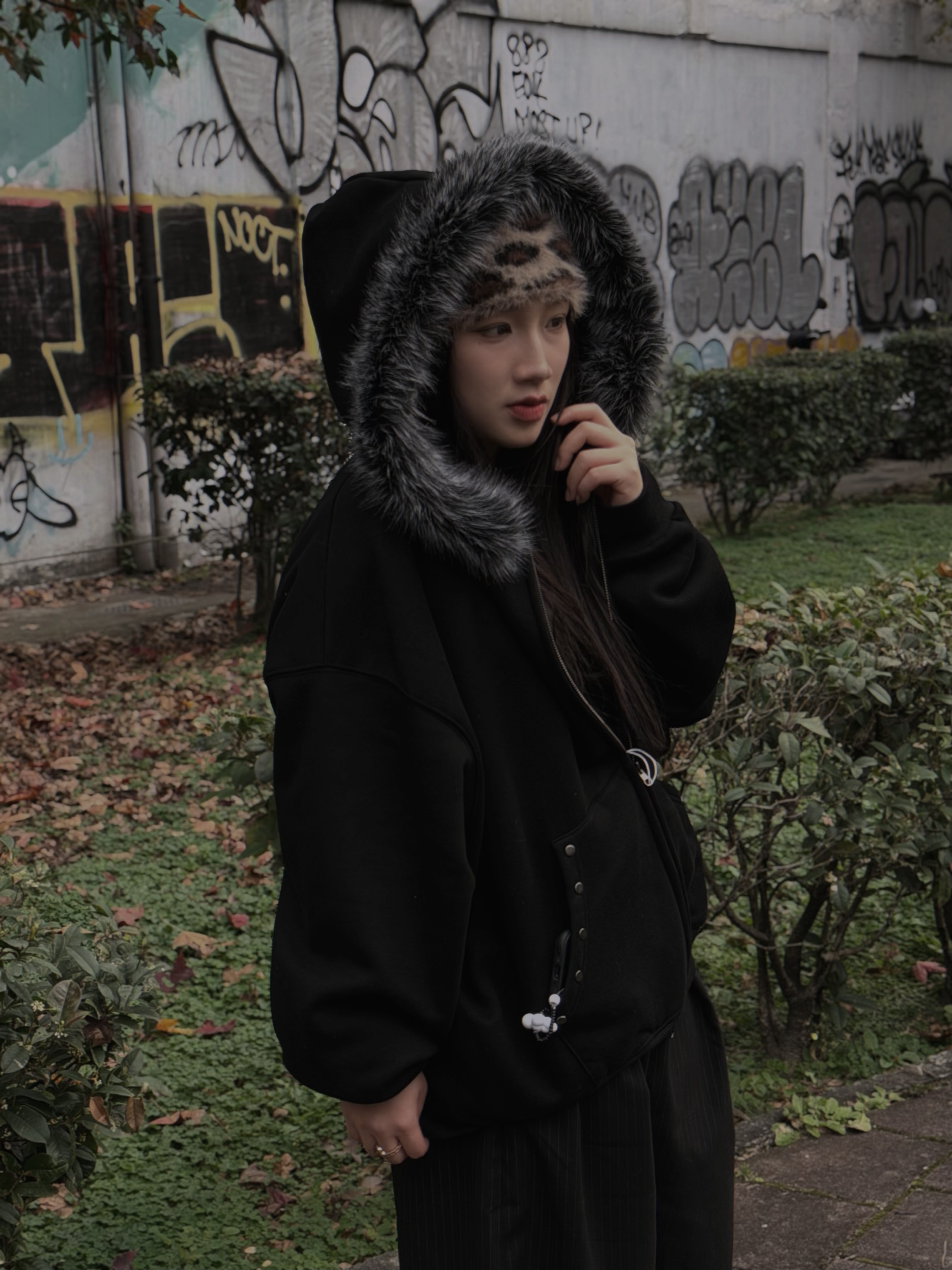 <快速出貨> 巨絨鉚釘連帽外套 黑