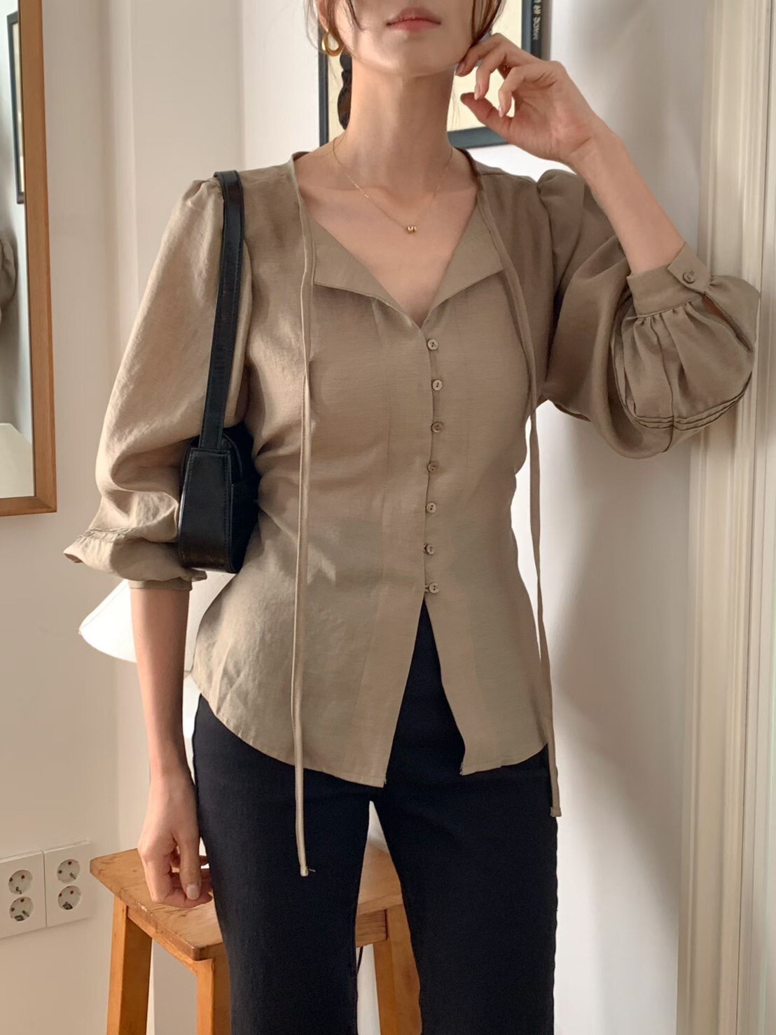 好身材收腰排釦織帶造型V領上衣 / 3色