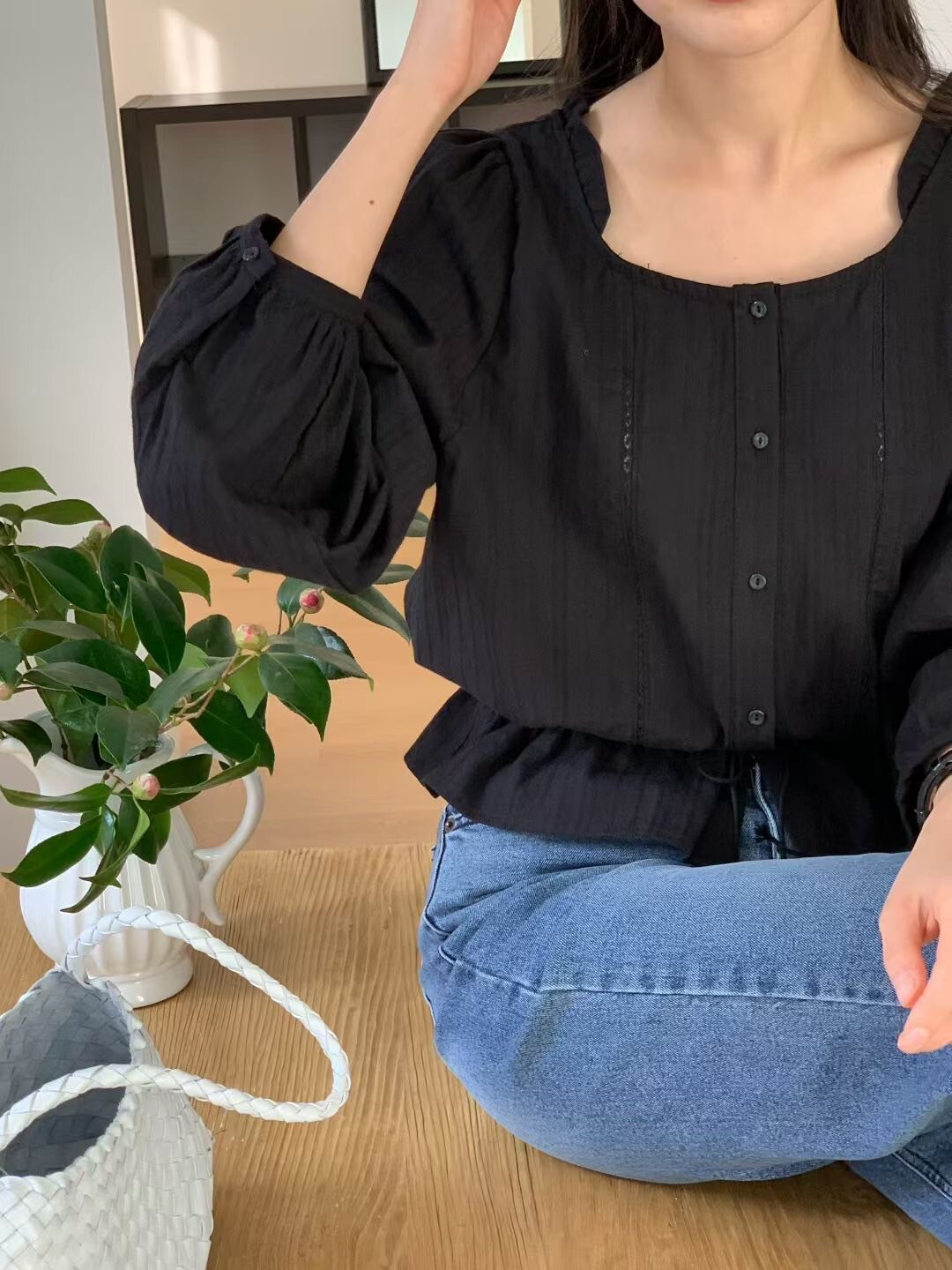 可愛蕾絲織紋感排釦圓領收腰上衣 / 2色