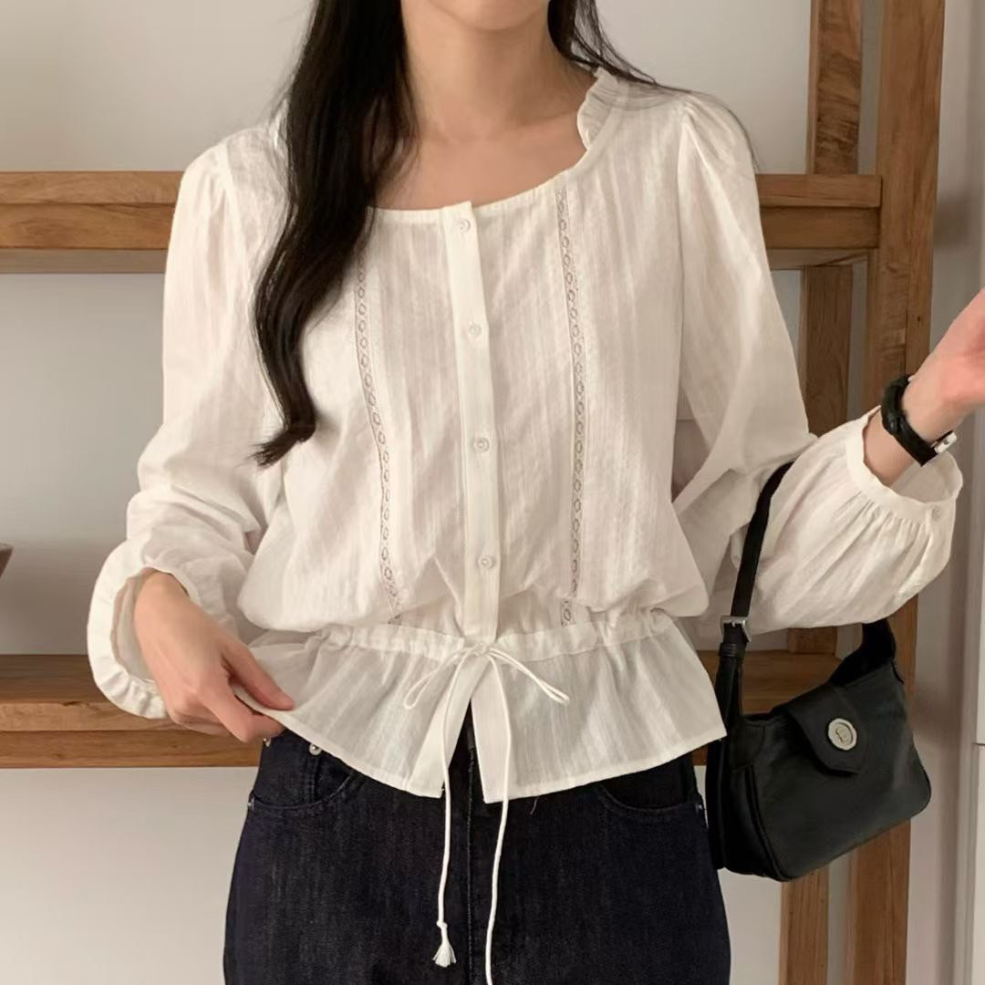 可愛蕾絲織紋感排釦圓領收腰上衣 / 2色