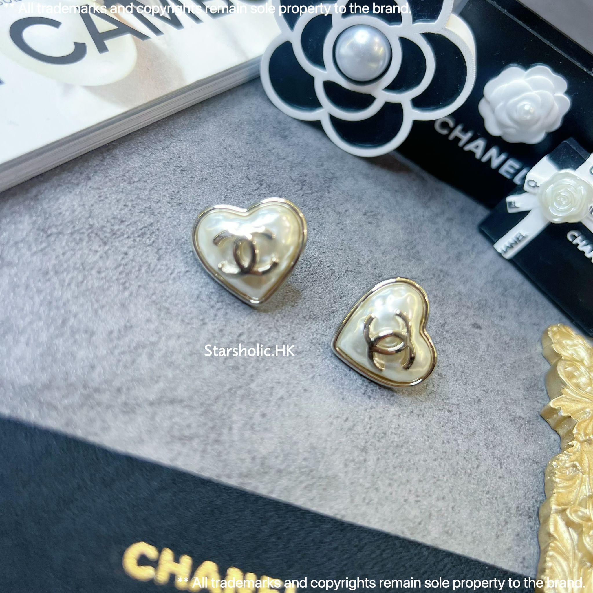 CHANEL 心心珍珠 CC Logo Earrings