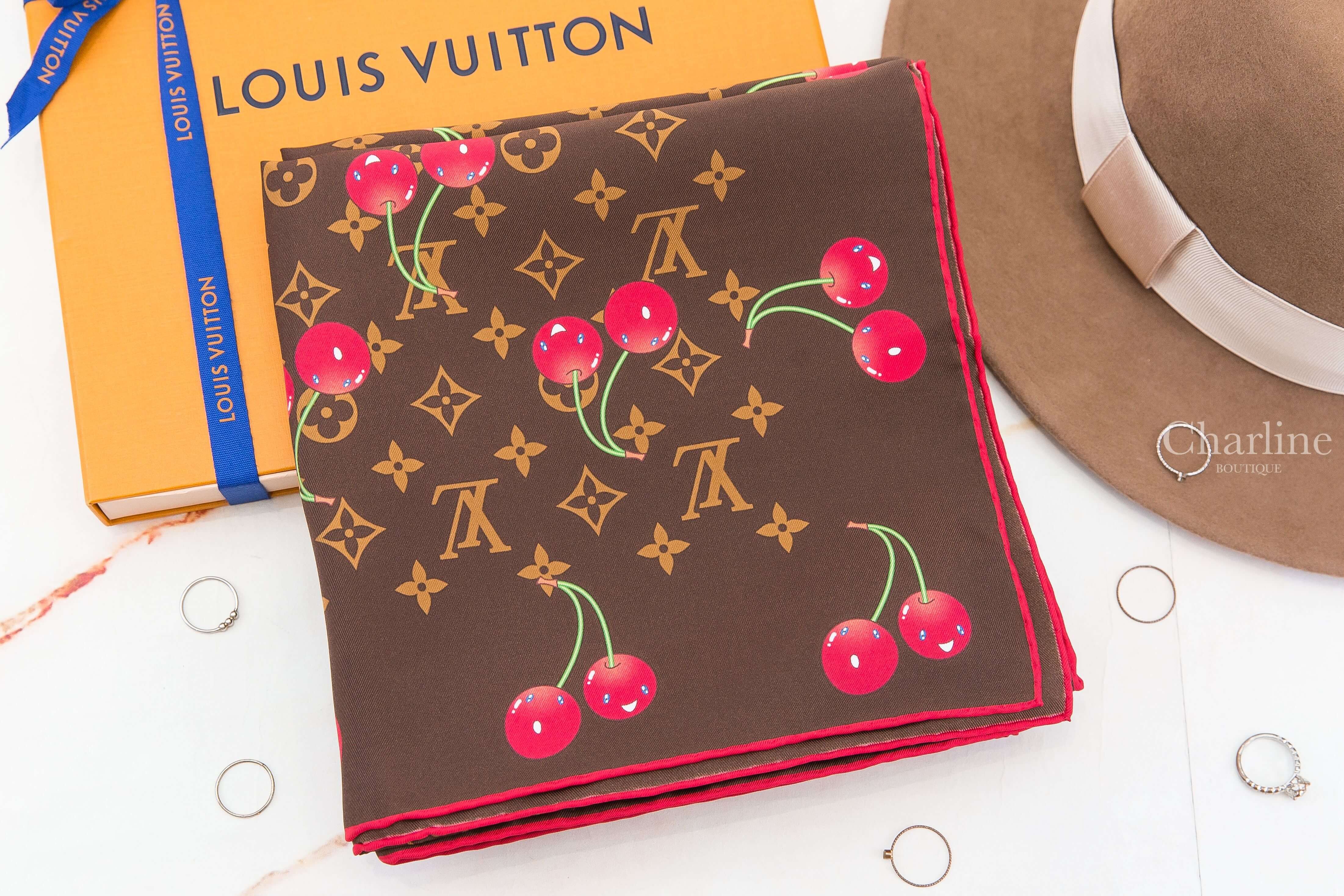 Louis Vuitton LV X TM Monogram Cerise Square 90 聯名款咖啡色滿版老花紅色微笑櫻桃真絲方巾-Charline Boutique 精品代購