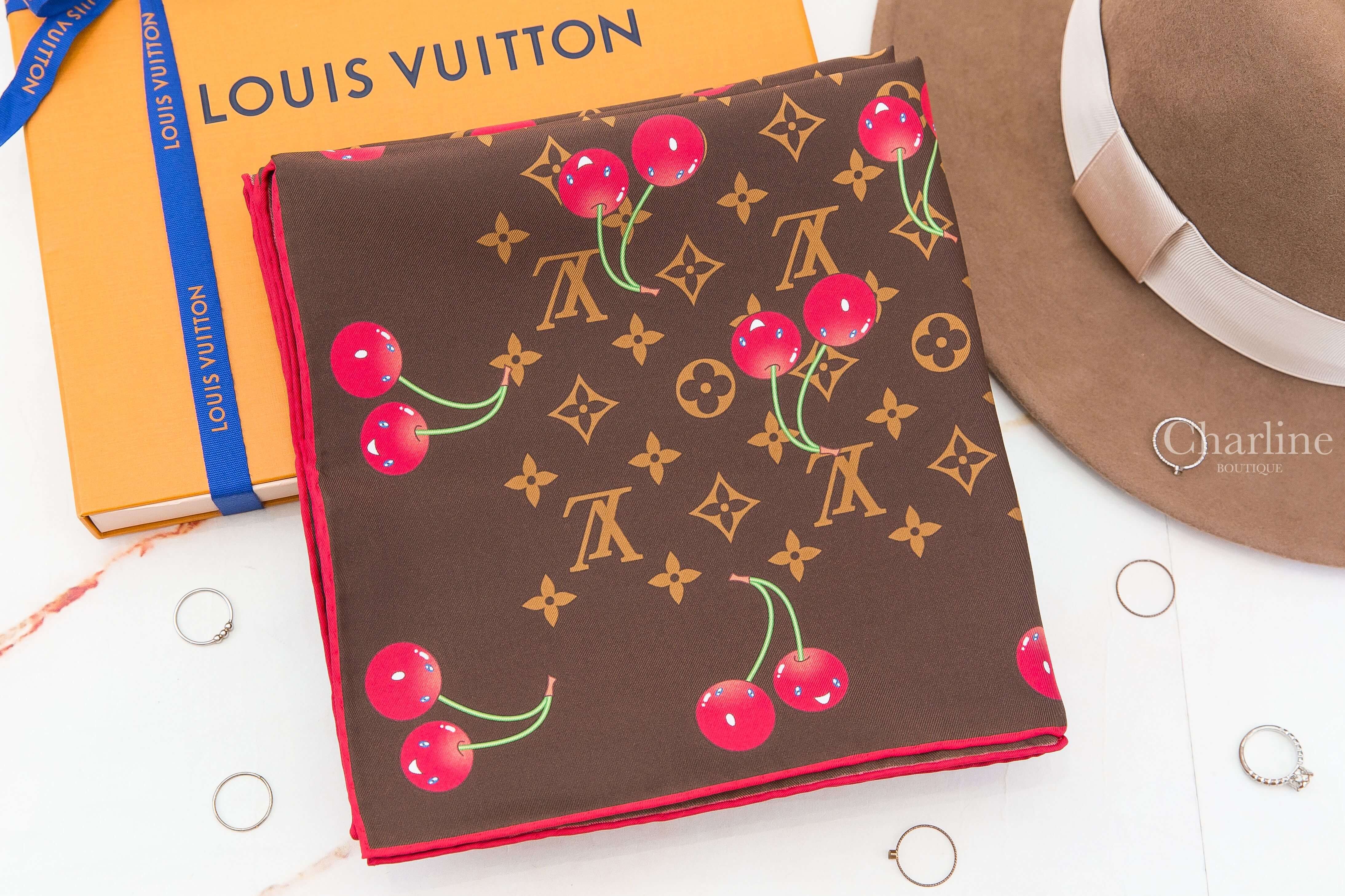Louis Vuitton LV X TM Monogram Cerise Square 90 聯名款咖啡色滿版老花紅色微笑櫻桃真絲方巾-Charline Boutique 精品代購