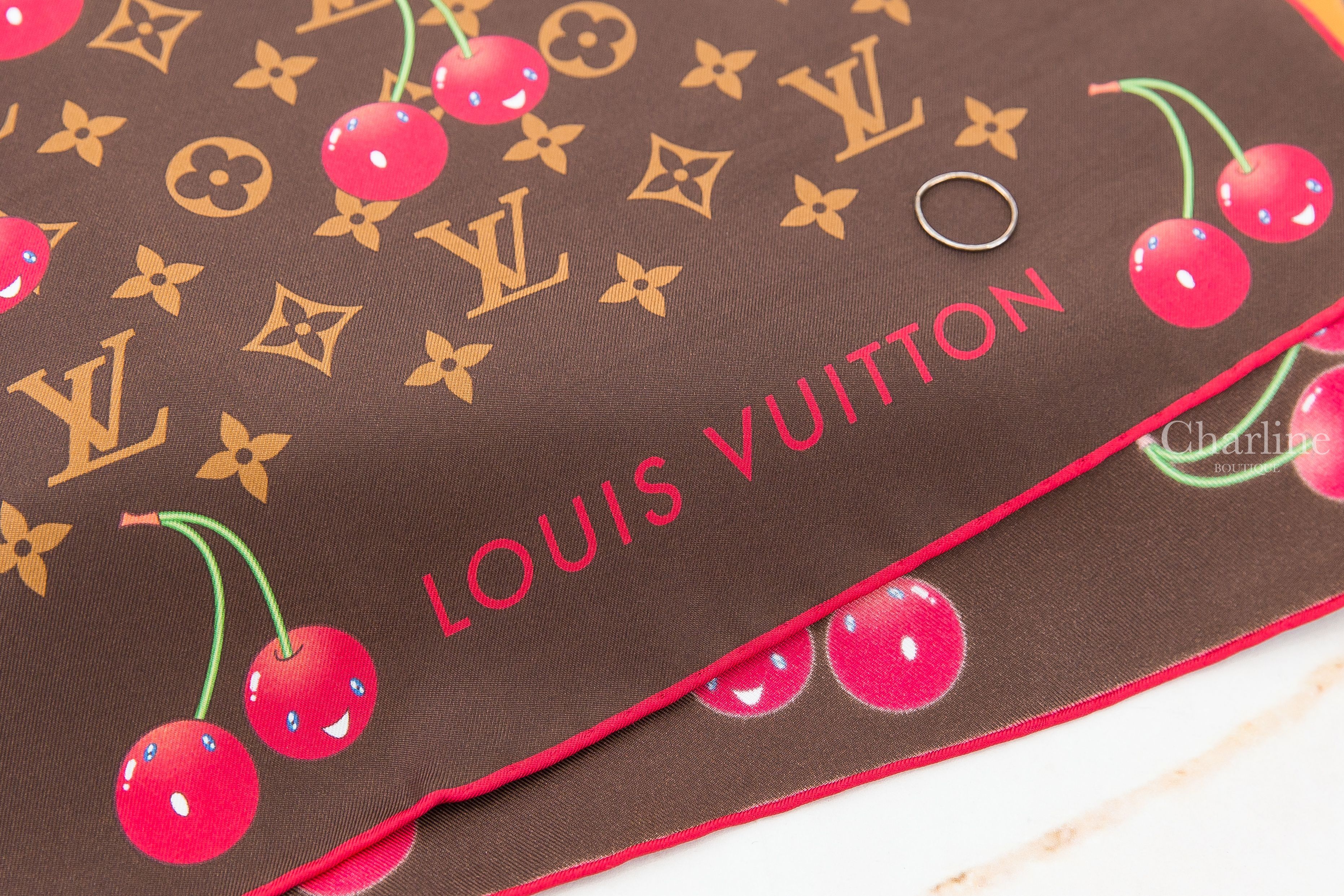 Louis Vuitton LV X TM Monogram Cerise Square 90 聯名款咖啡色滿版老花紅色微笑櫻桃真絲方巾
