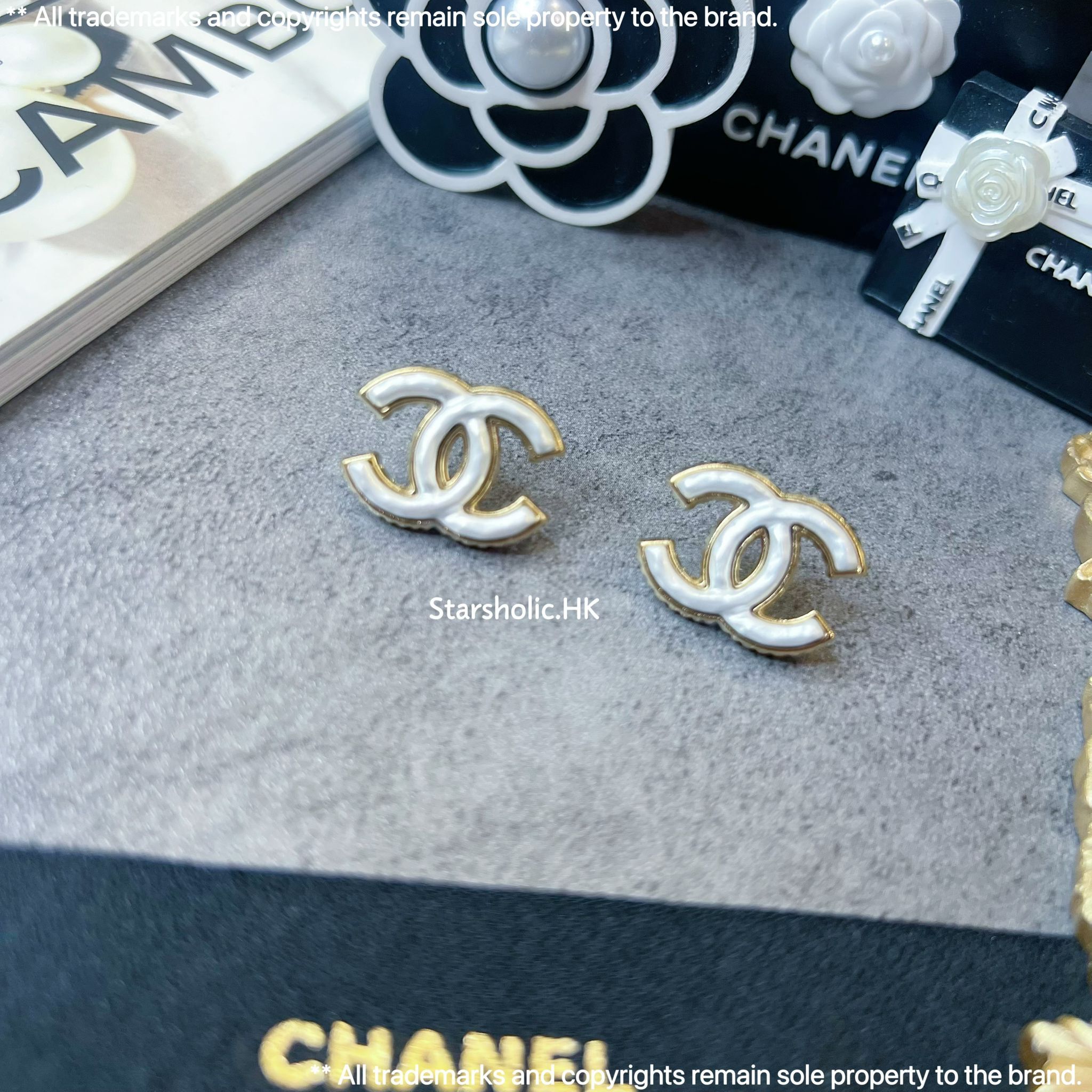 CHANEL 貝母 CC Logo Earrings
