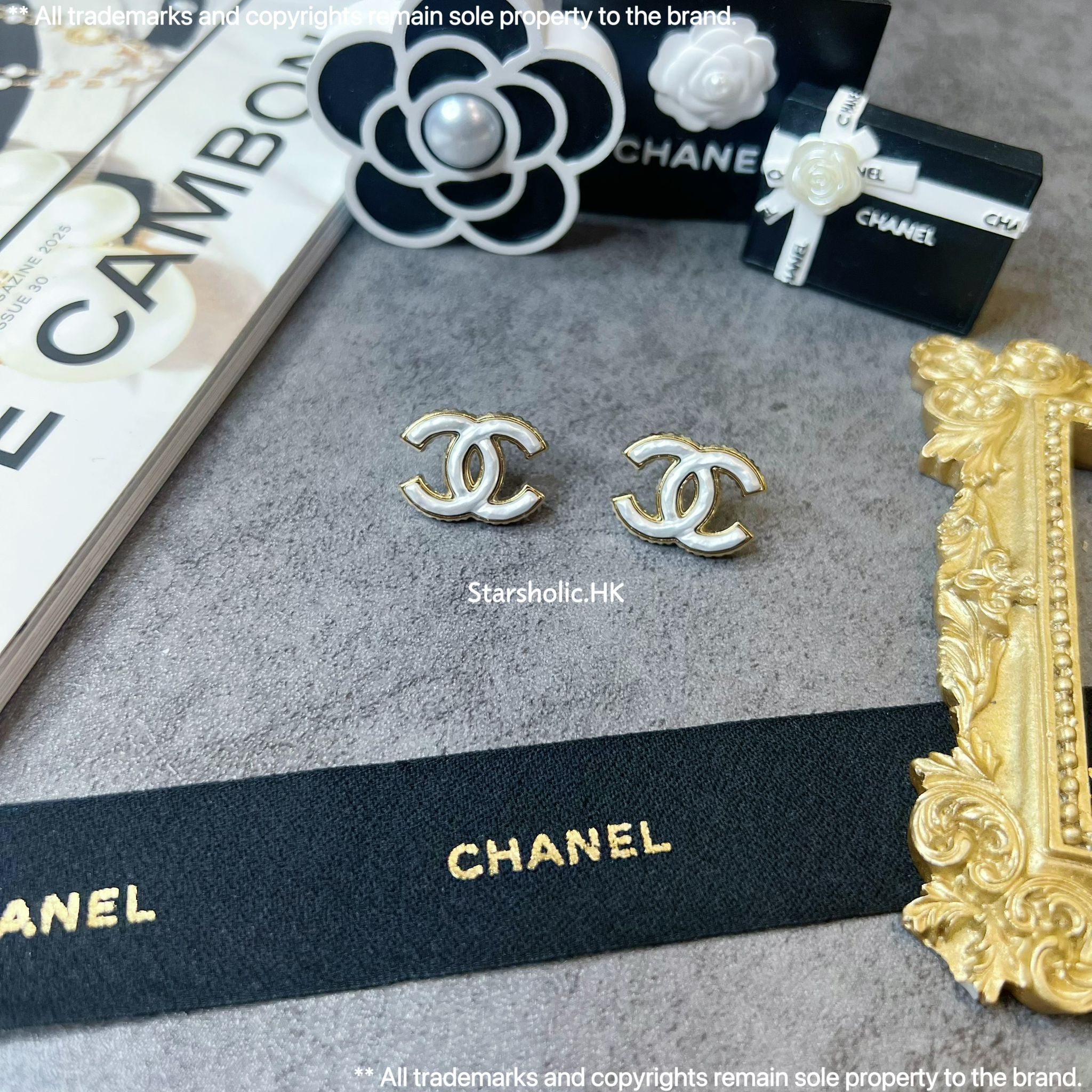 CHANEL 貝母 CC Logo Earrings