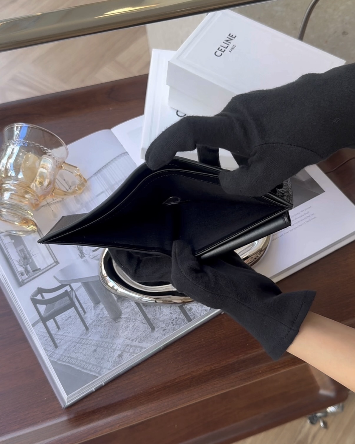 CELINE｜粒面牛皮內零錢袋雙折短夾 黑色