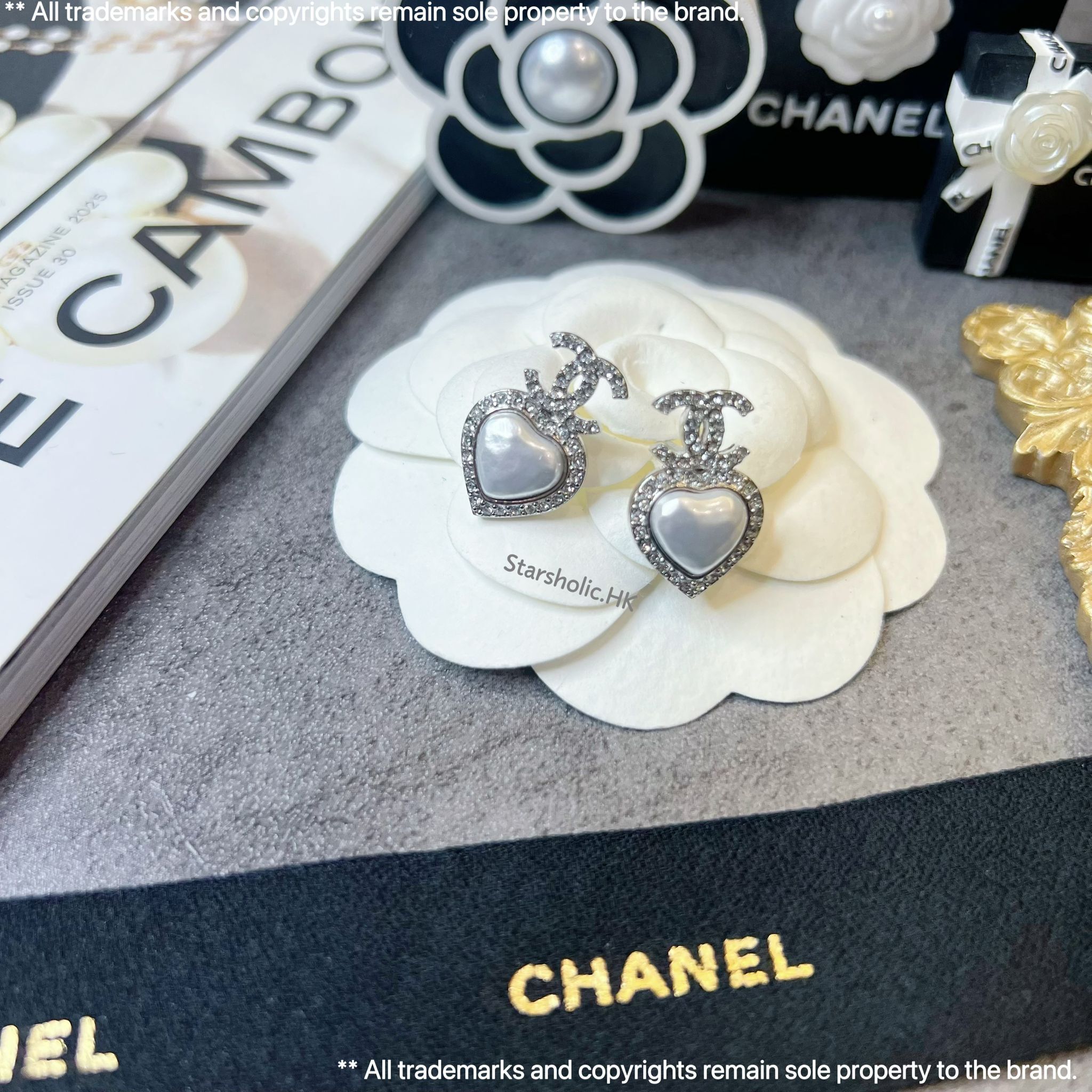 CHANEL 貝母心心 CC Logo Earrings