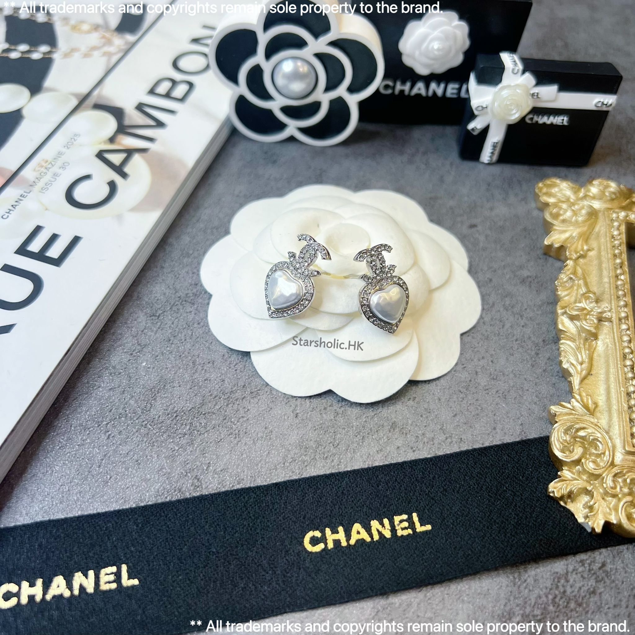 CHANEL 貝母心心 CC Logo Earrings