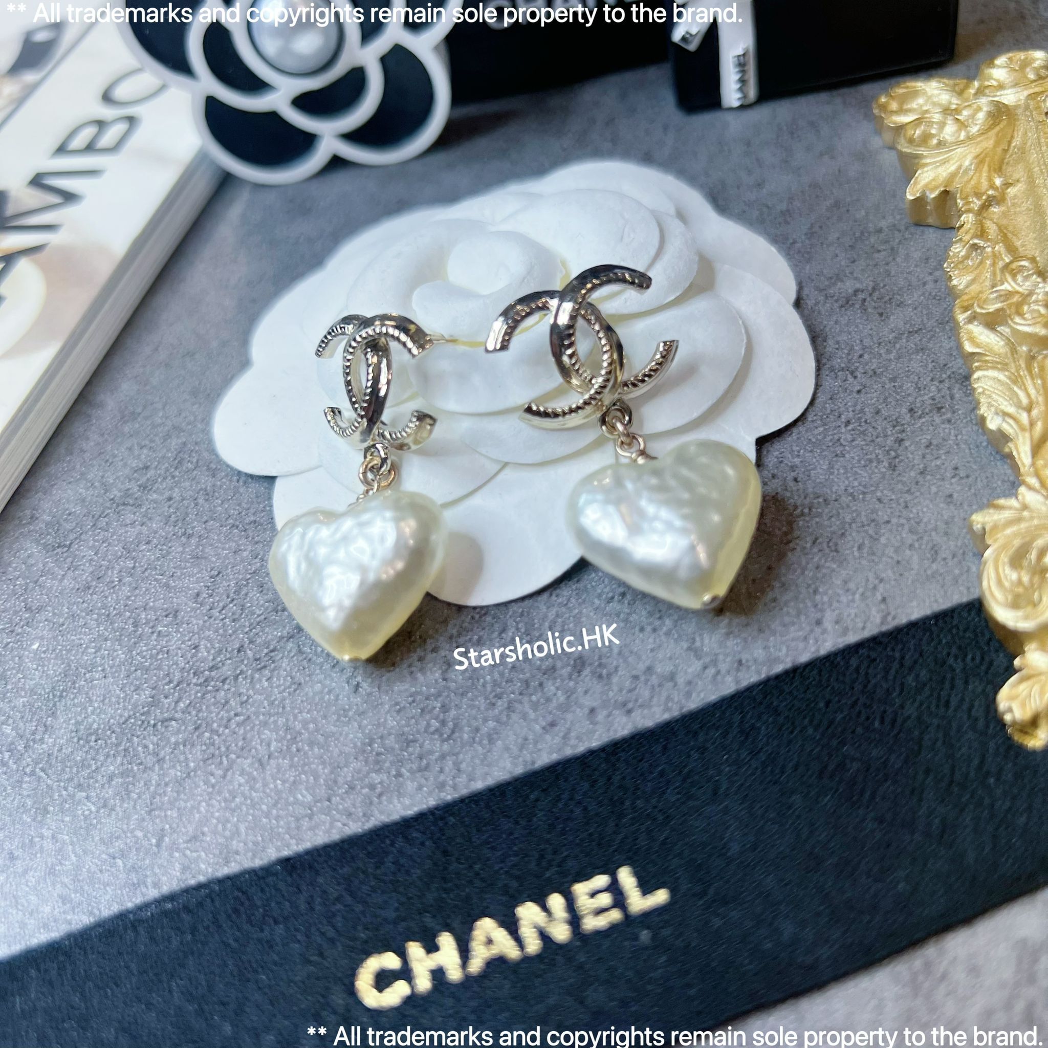CHANEL 垂吊心心珍珠 CC Logo Earrings