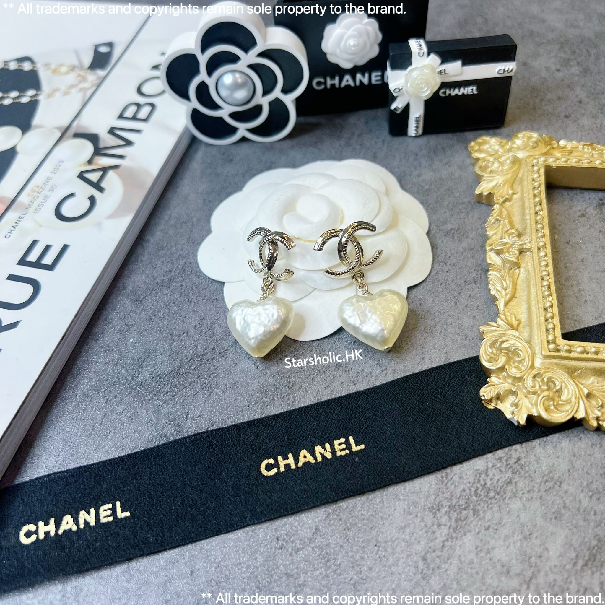 CHANEL 垂吊心心珍珠 CC Logo Earrings