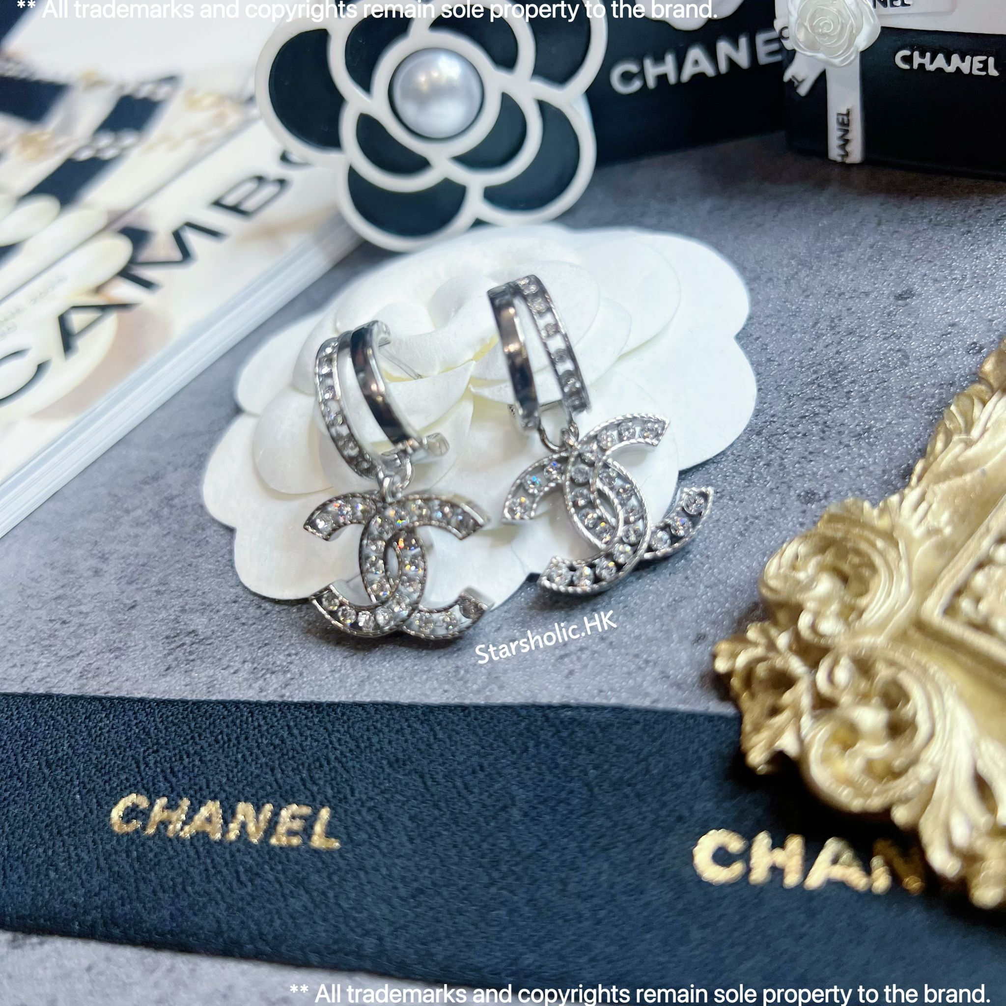 CHANEL 垂吊閃石 CC Logo Earrings