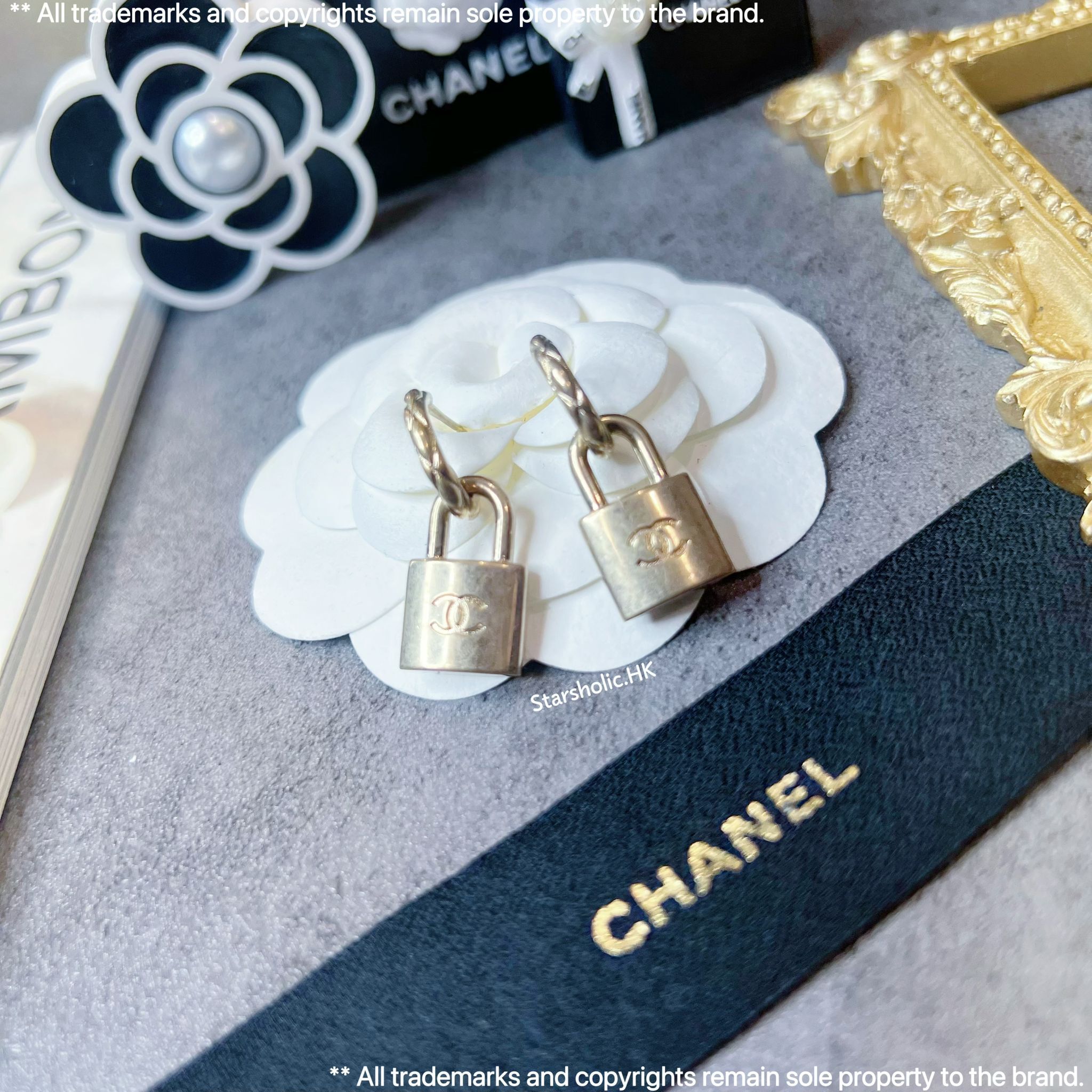 CHANEL 復古鎖頭  CC Logo Earrings