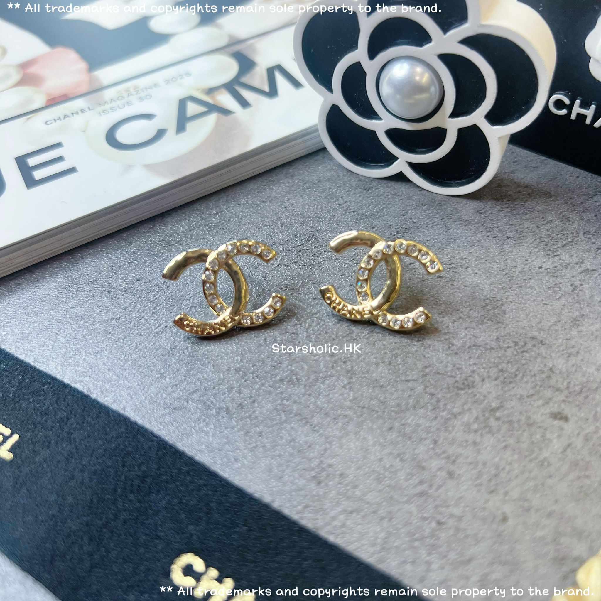 CHANEL 閃石拼刻字 CC Logo Earrings