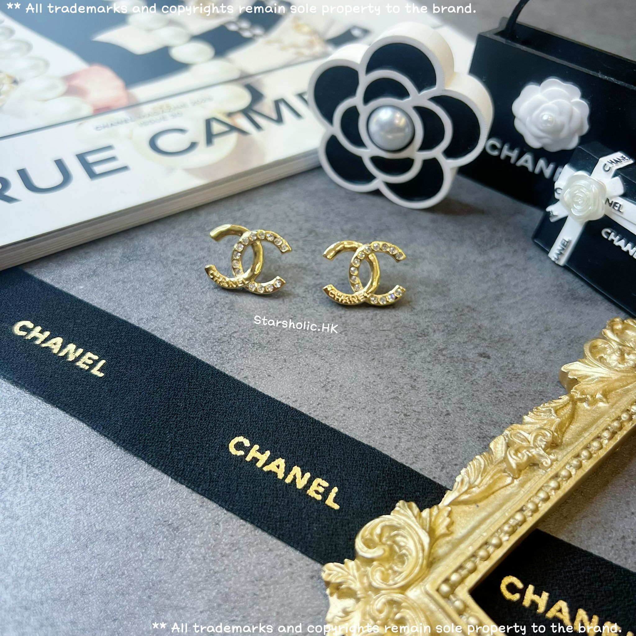 CHANEL 閃石拼刻字 CC Logo Earrings