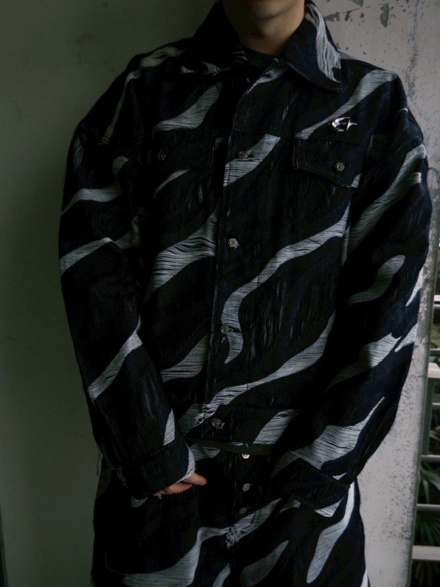 ETERNAL 金屬Logo 黑色滿版虎紋破壞 抽鬚短版牛仔外套 夾克