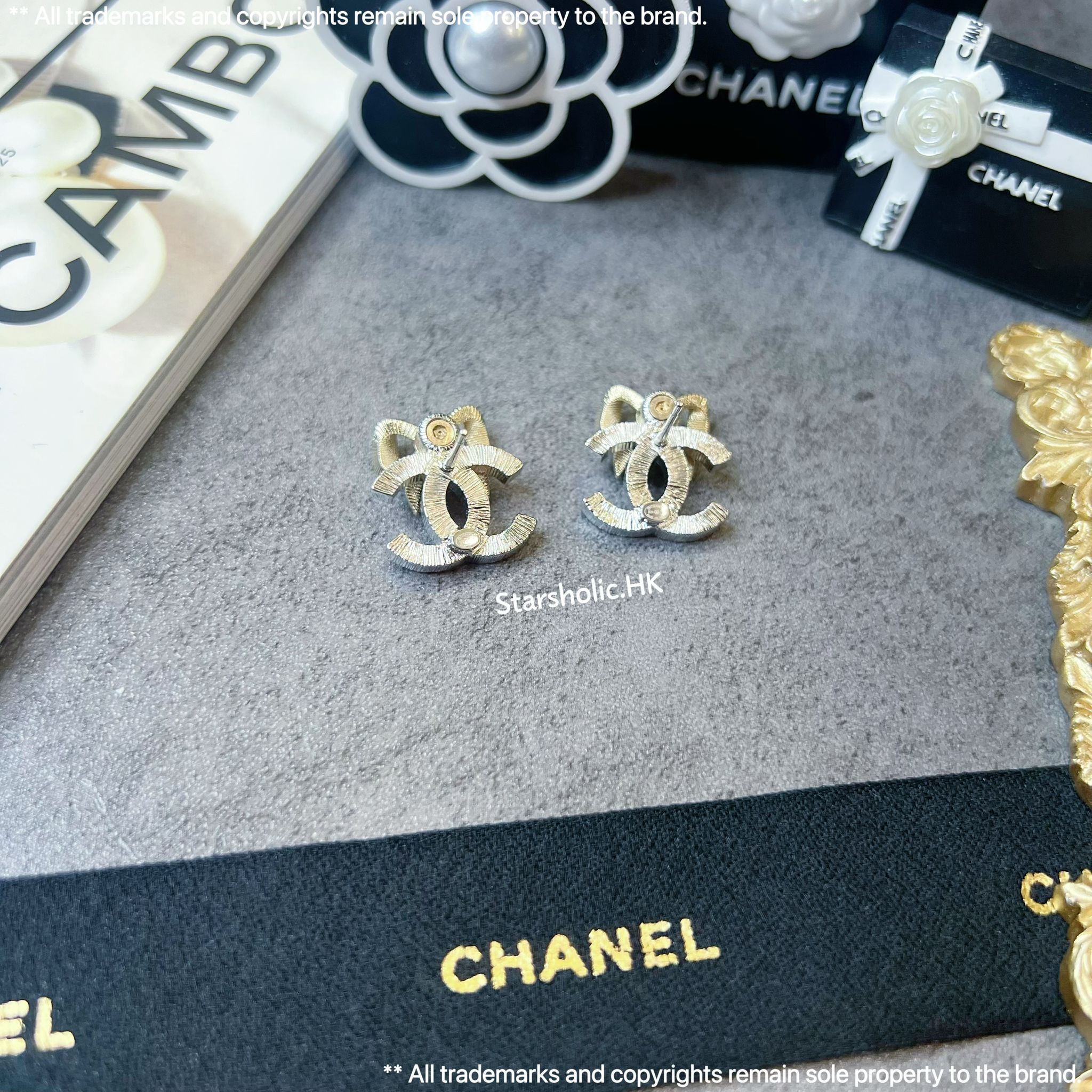 CHANEL 蝴蝶 CC Logo Earrings