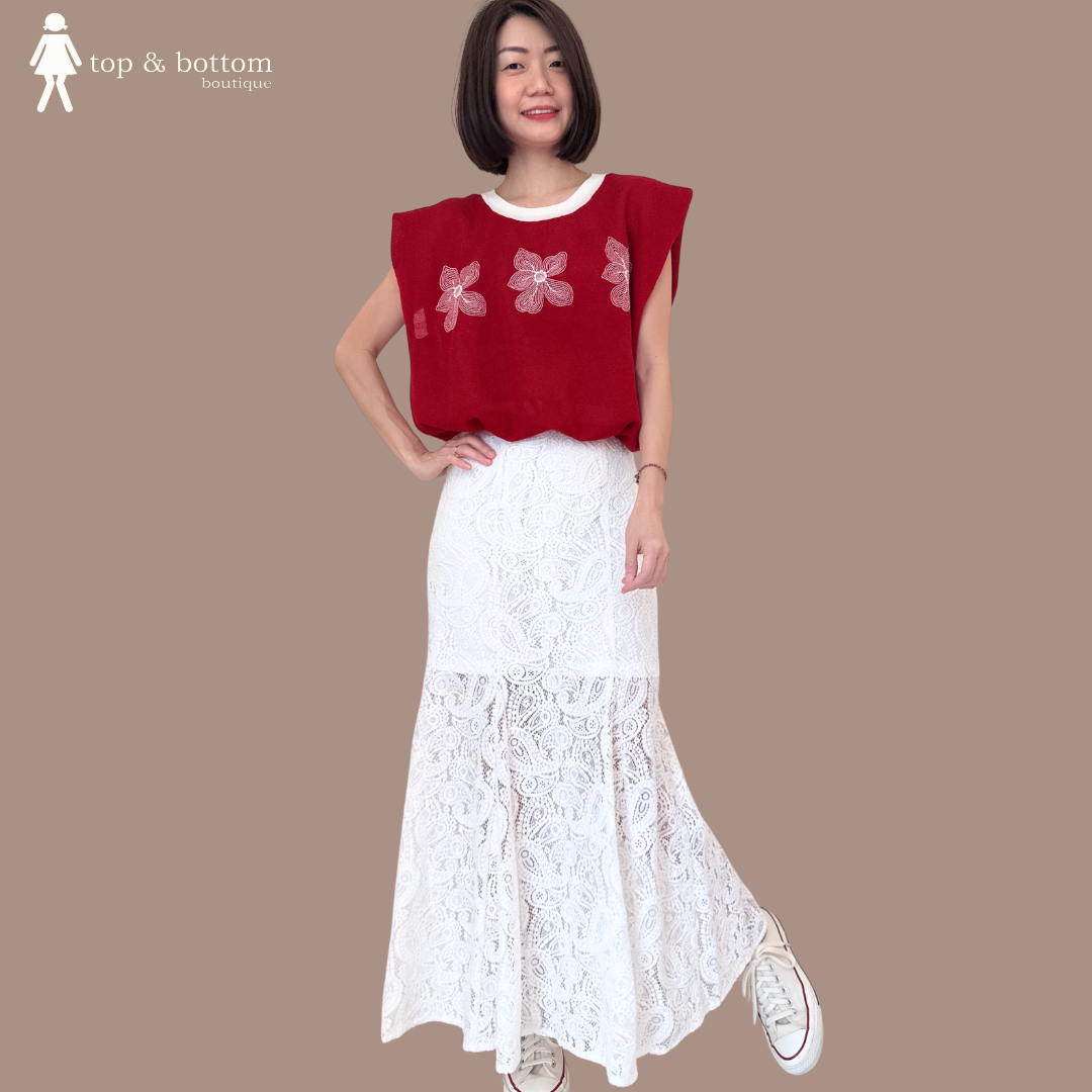 EMBROIDERED FLOWER TWO TONE KNIT BLOUSE WITH TIE-STRING HEM