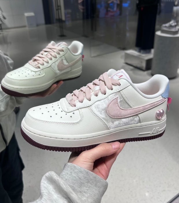 【Luxury】現貨 NIKE AIR FORCE 1 LOW 情人節限定 奶油櫻花粉 寶寶藍 愛心 蝴蝶結 天鵝絨 女鞋IQ4937-161