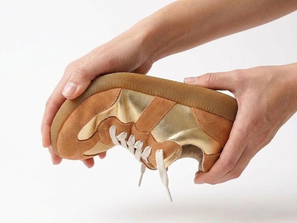 Sanly Joy 香檳金德訓鞋真皮材質測試,展示頭層牛皮的柔軟度與自然紋理,區別於市售硬挺磨腳的合成皮金鞋。