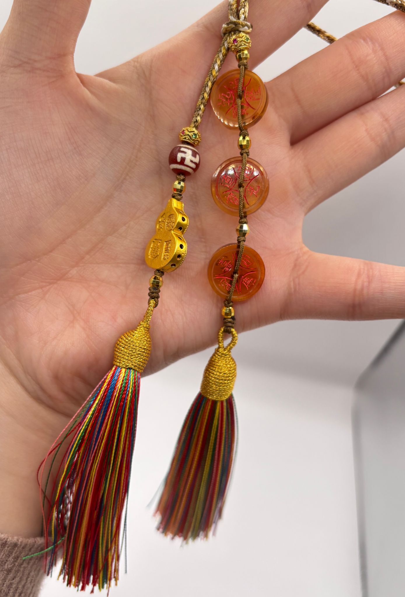 AB260204-L103-冠軍琥珀雕刻師聯乘紫袍大師開光-琥珀五路財神掛件 默認流金 (一物一證書)-(需留中文全名，已包紫袍大師開光，4月頭到貨，只限尖沙咀門店自取）