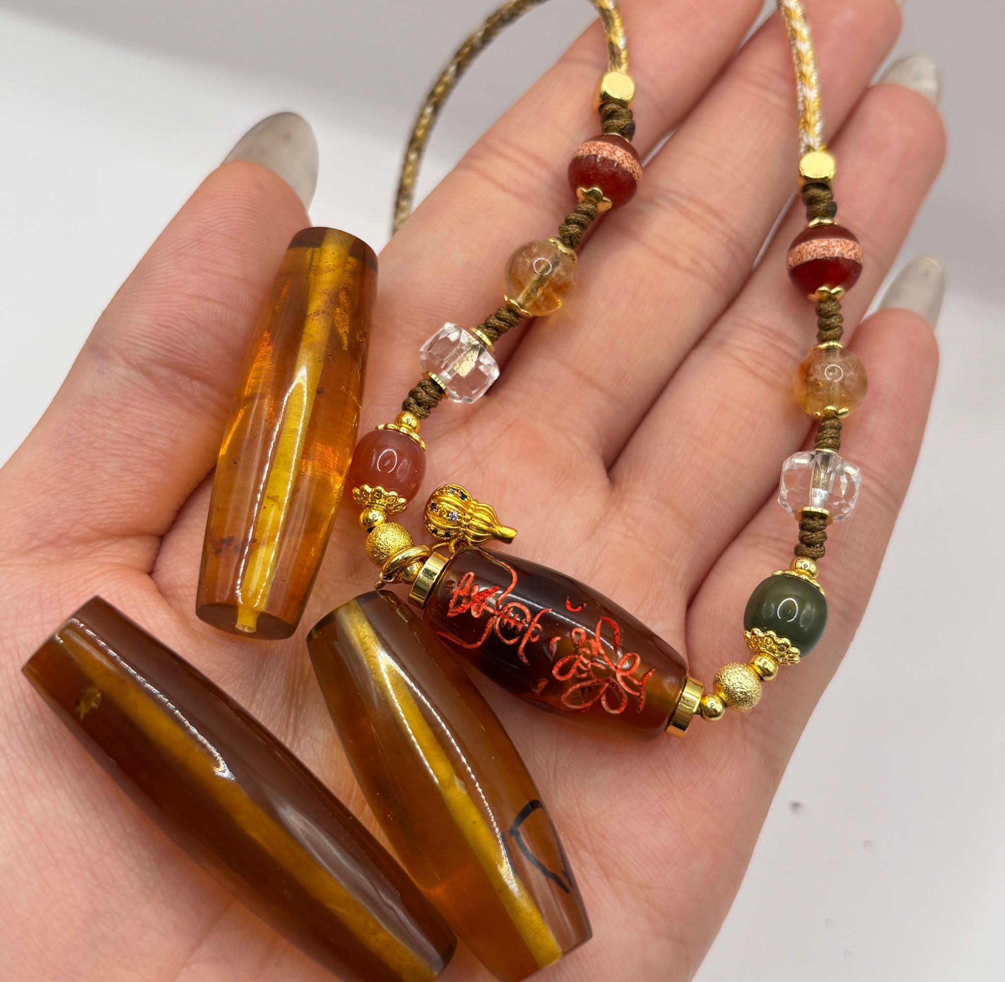 AB260204-L108-冠軍琥珀雕刻師聯乘紫袍大師開光-九眼天珠符桶珠頸鏈（雕刻貴人符+防小人符）默認流金(一物一證書)-(需留中文全名，已包紫袍大師開光，4月頭到貨，只限尖沙咀門店自取）