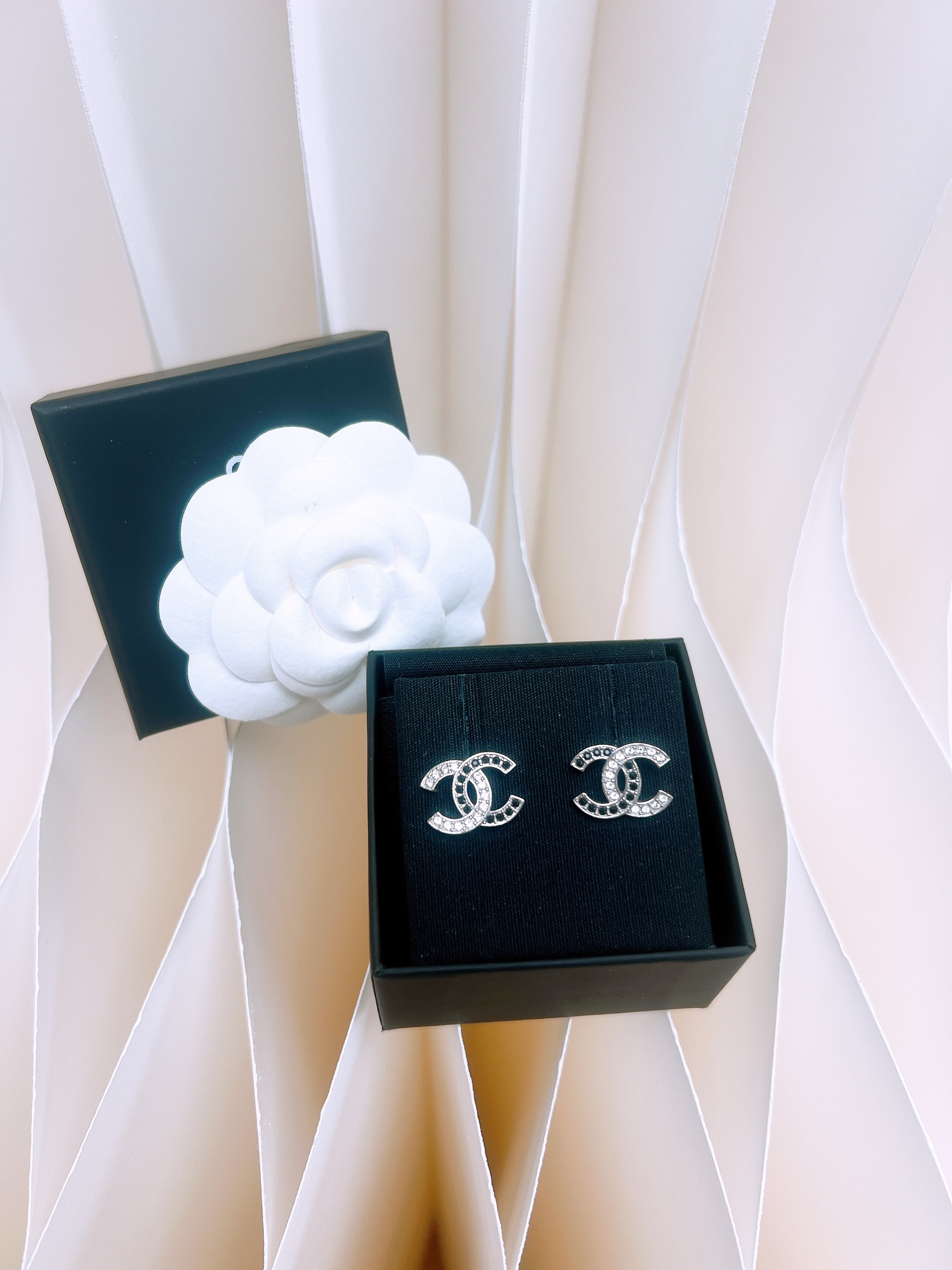 Chanel 22a cc logo black/ silver earrings