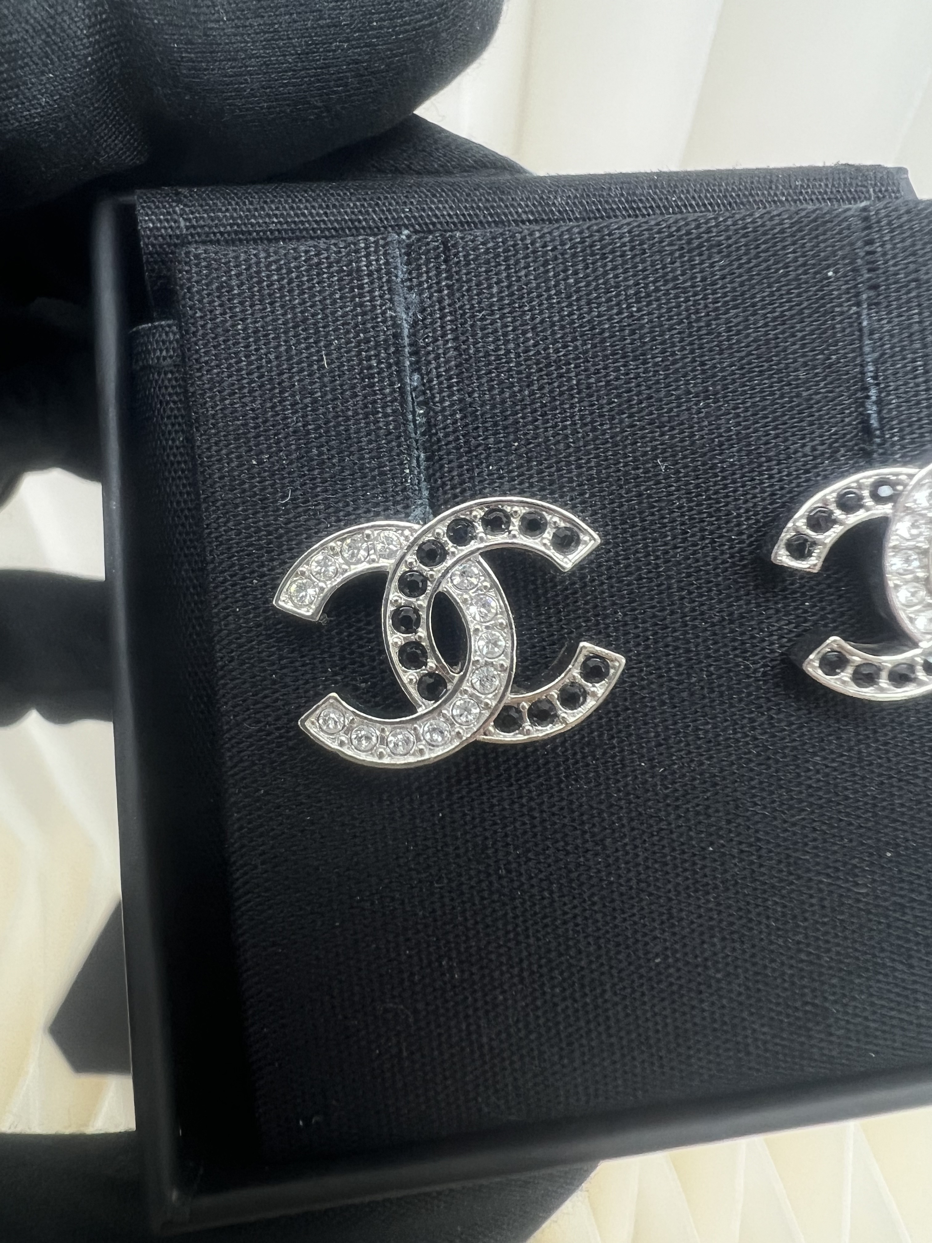Chanel 22a cc logo black/ silver earrings