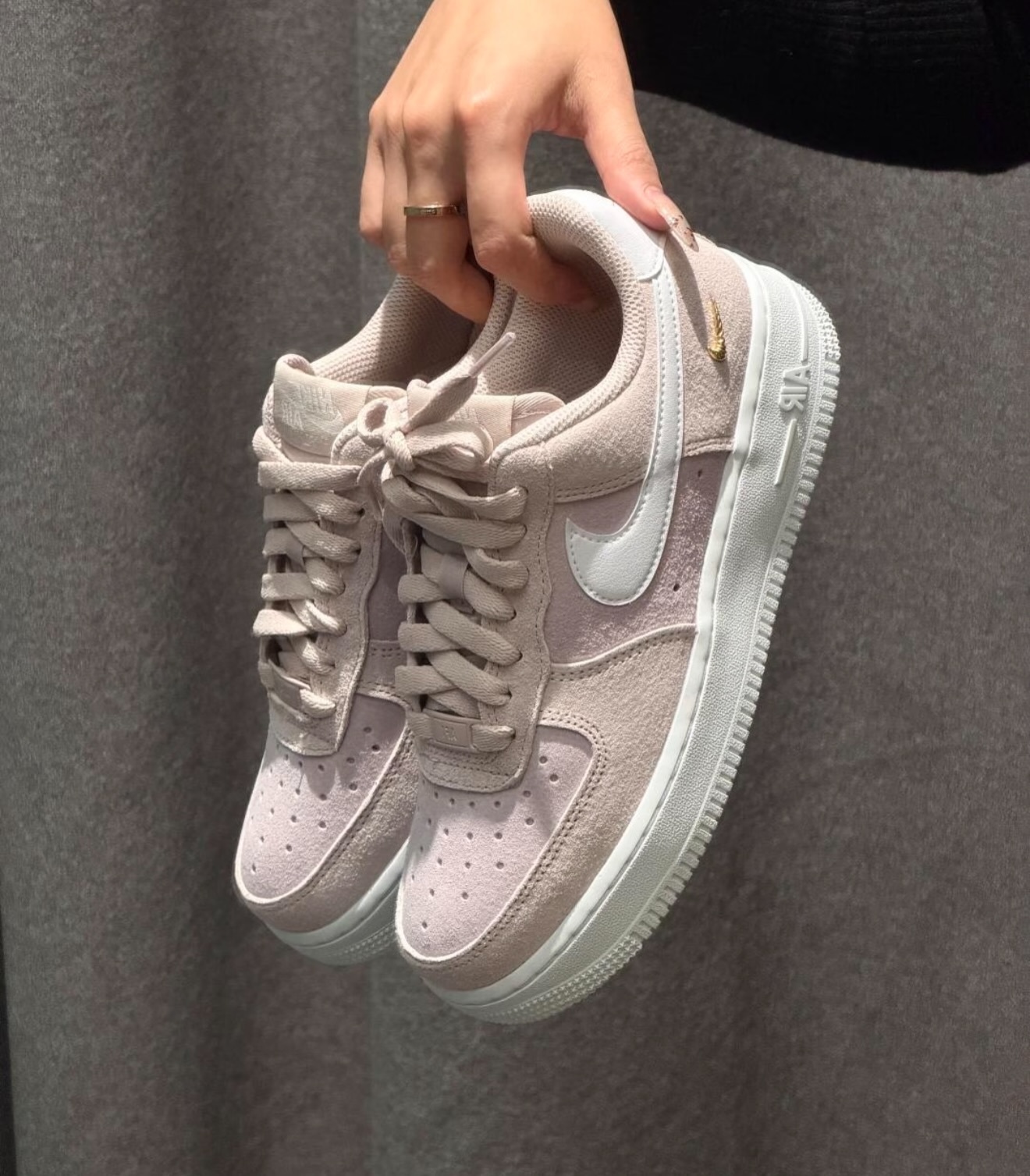 Nike Air Force 1 07 Se Light Pink 小金鉤麂皮淡粉 IQ9964-600