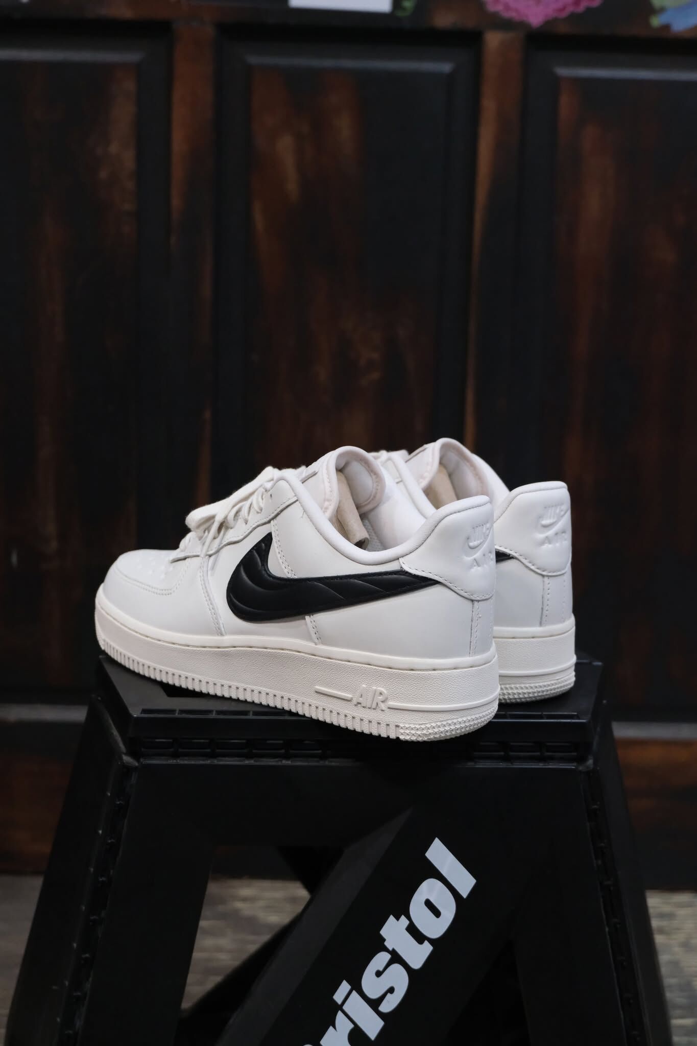 wmns Nike Air Force 1 白底黑勾 浮雕勾勾設計 女鞋 FV1182-001