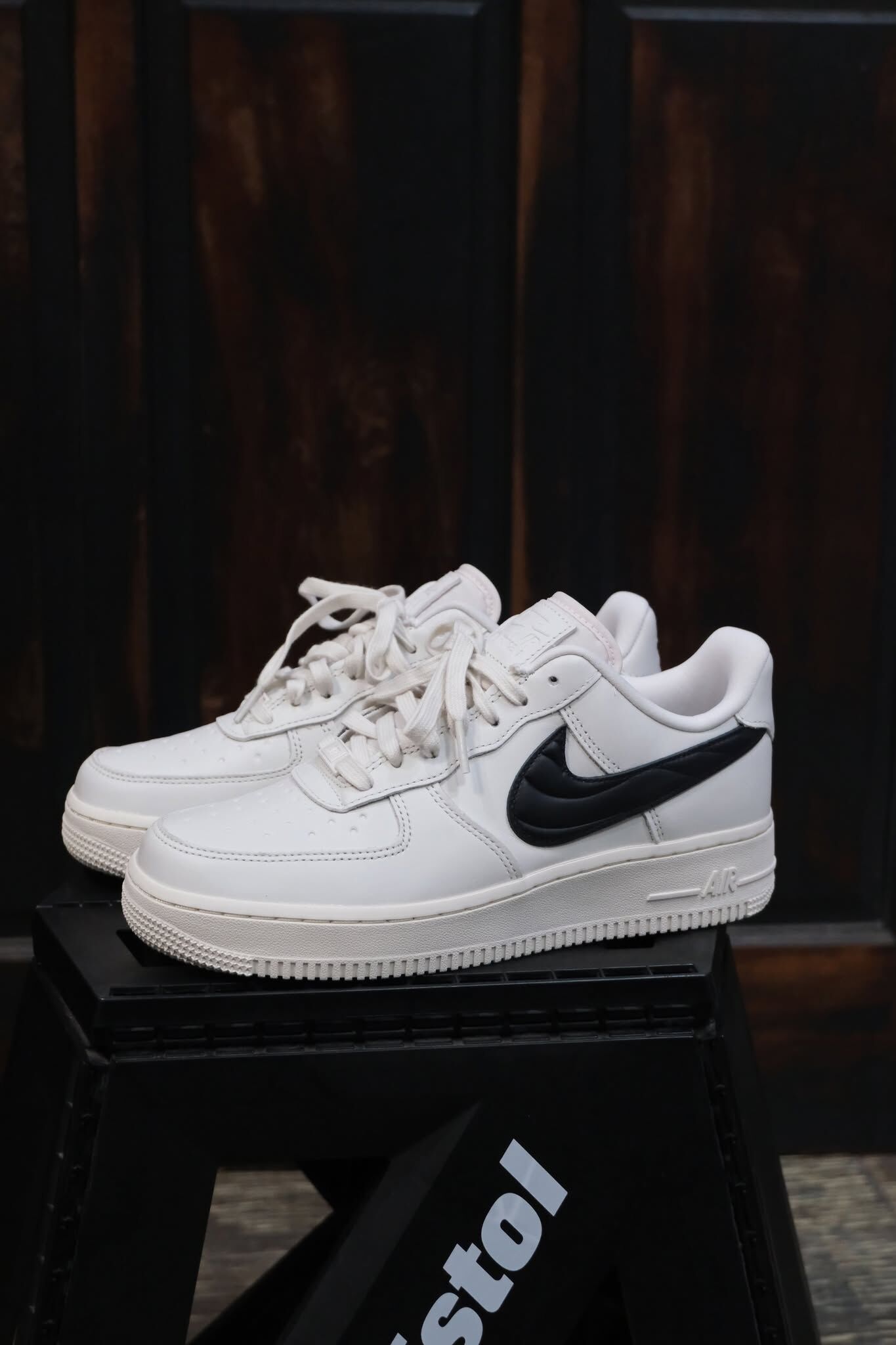 wmns Nike Air Force 1 白底黑勾 浮雕勾勾設計 女鞋 FV1182-001
