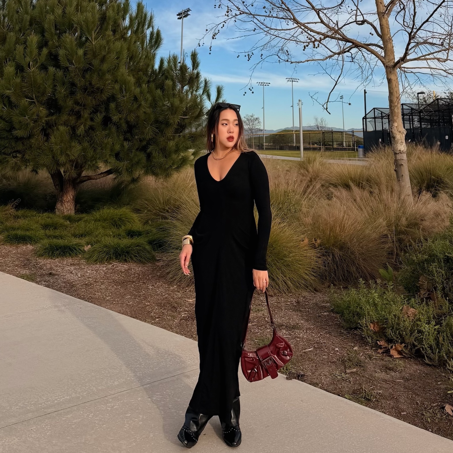 美式Ｕ領曲線辣黑洋裝