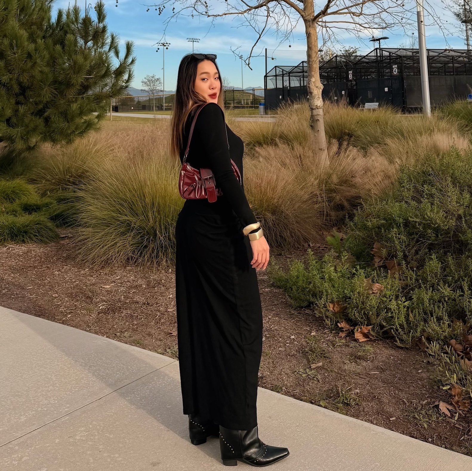 美式Ｕ領曲線辣黑洋裝