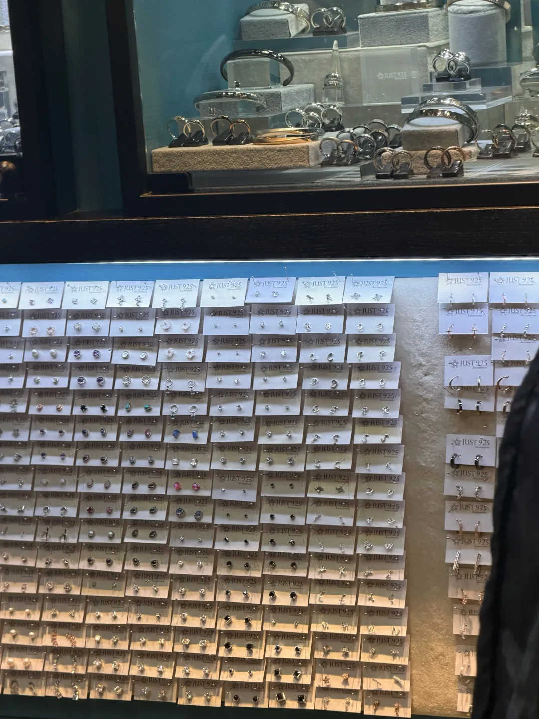 Just 925 門市純銀耳環與戒指展示牆,多款 925 純銀耳釘、耳環與戒指整齊陳列