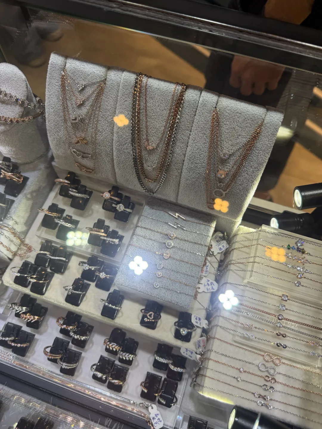 Just 925 門市櫥窗展示多款 925 純銀項鍊、戒指與鑲鑽款式,實體陳列實拍