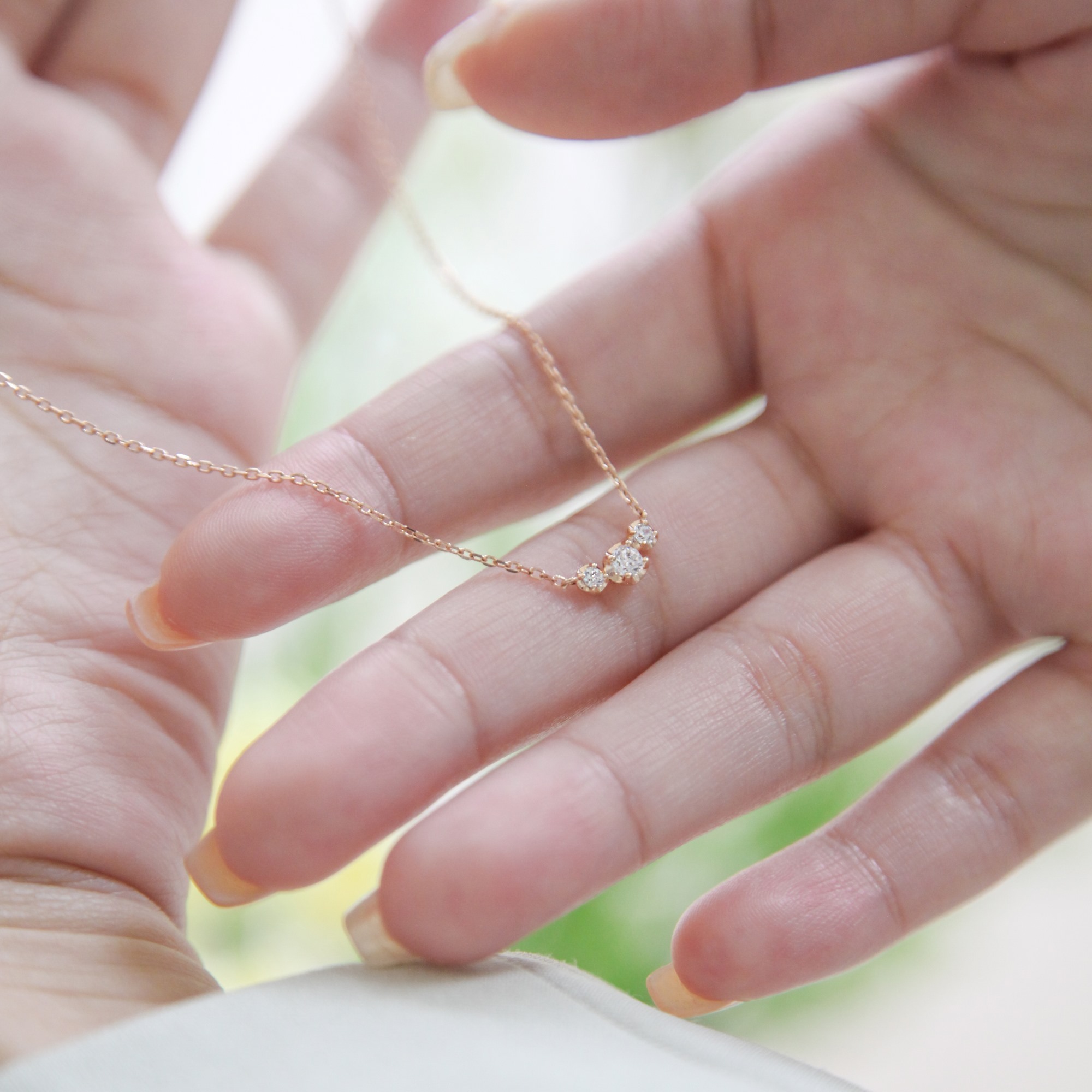 三顆鑲嵌頂級鋯石的純銀項鍊，擁有如同鑽石火光的純銀鎖骨鍊