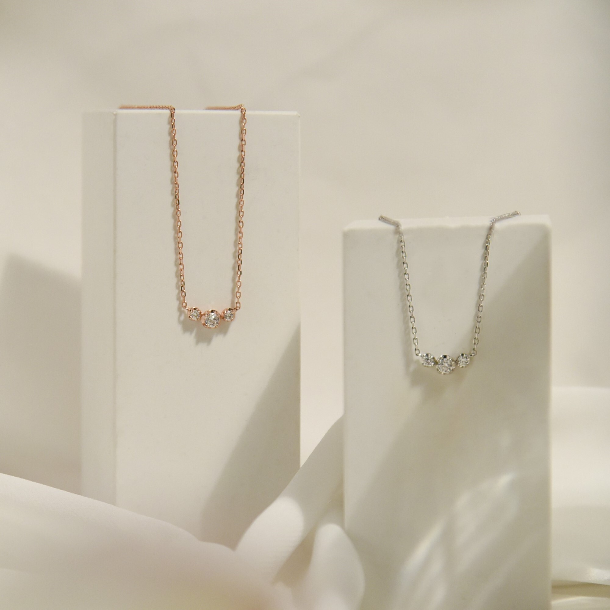 三顆鑲嵌頂級鋯石的純銀項鍊，擁有如同鑽石火光的純銀鎖骨鍊