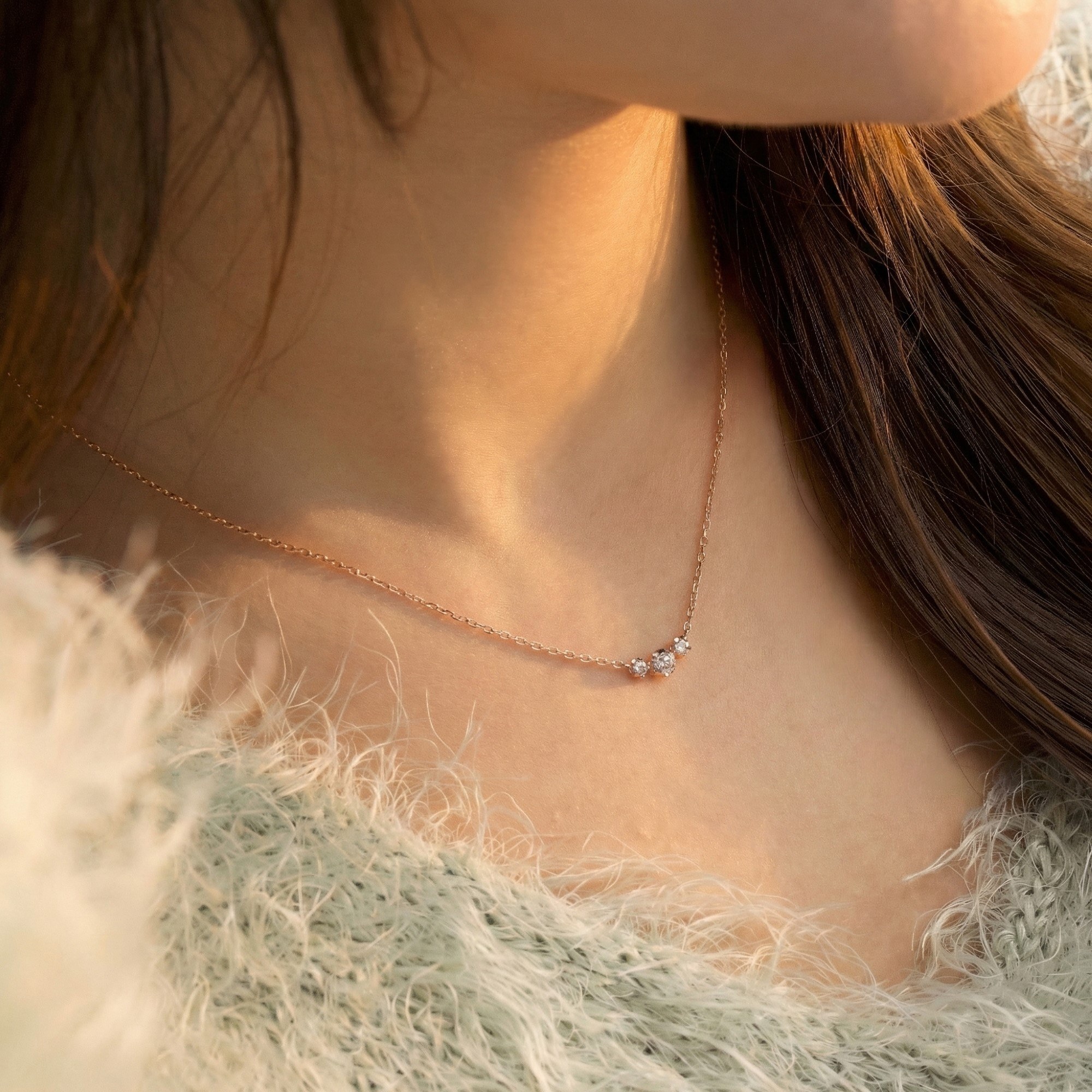 三顆鑲嵌頂級鋯石的純銀項鍊，擁有如同鑽石火光的純銀鎖骨鍊