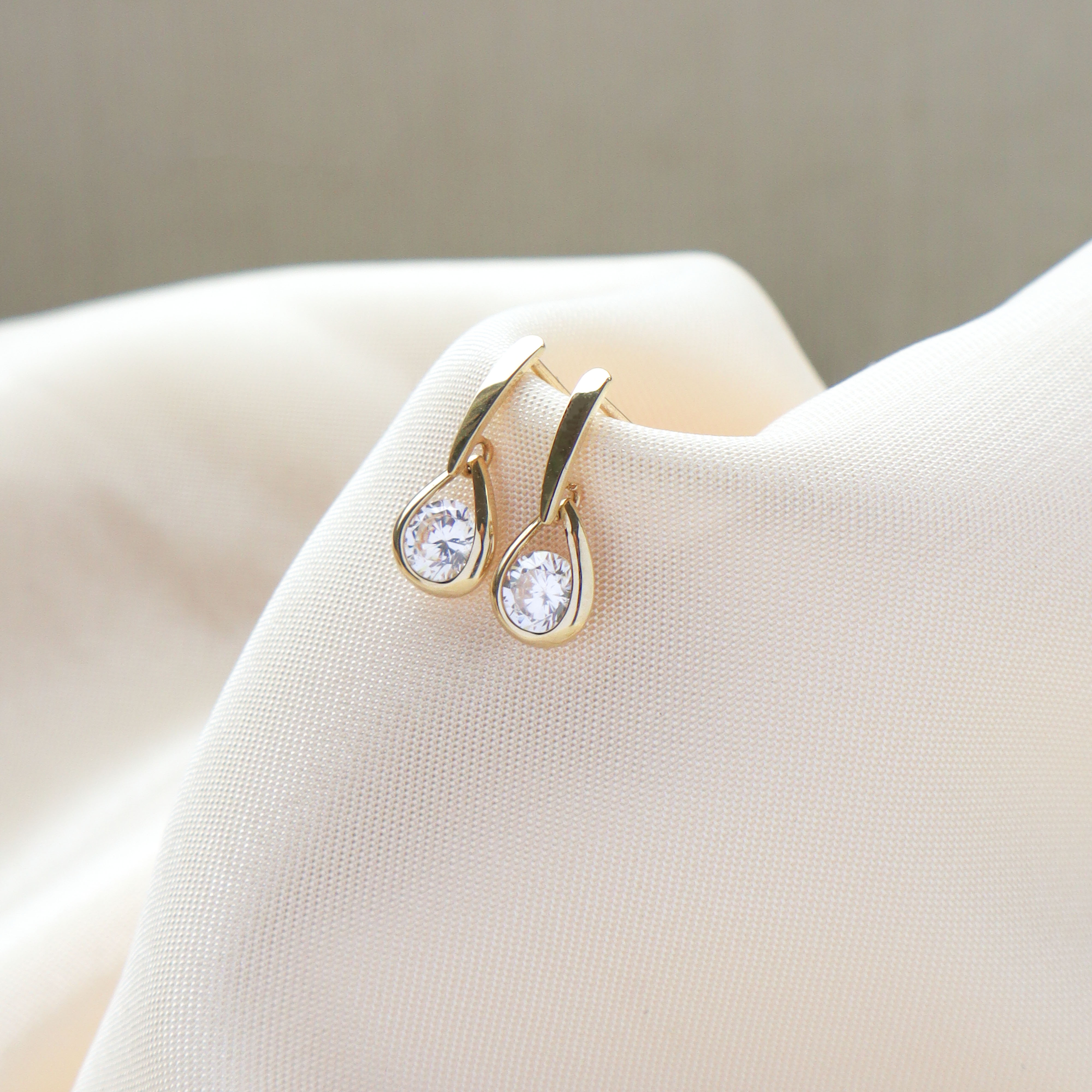 10K/簡約水滴掛鑽耳環