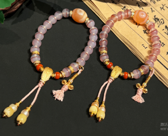 0205XZ79-西藏天珠-嫩色二眼粉糯朱砂一線手串（A79）