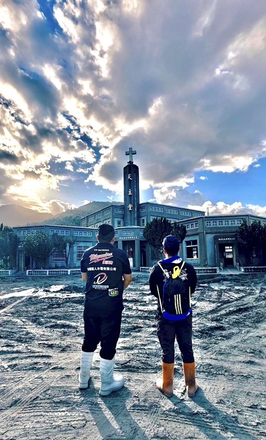 攸惜及新匠堂前往花蓮光復天主堂救災合照照片