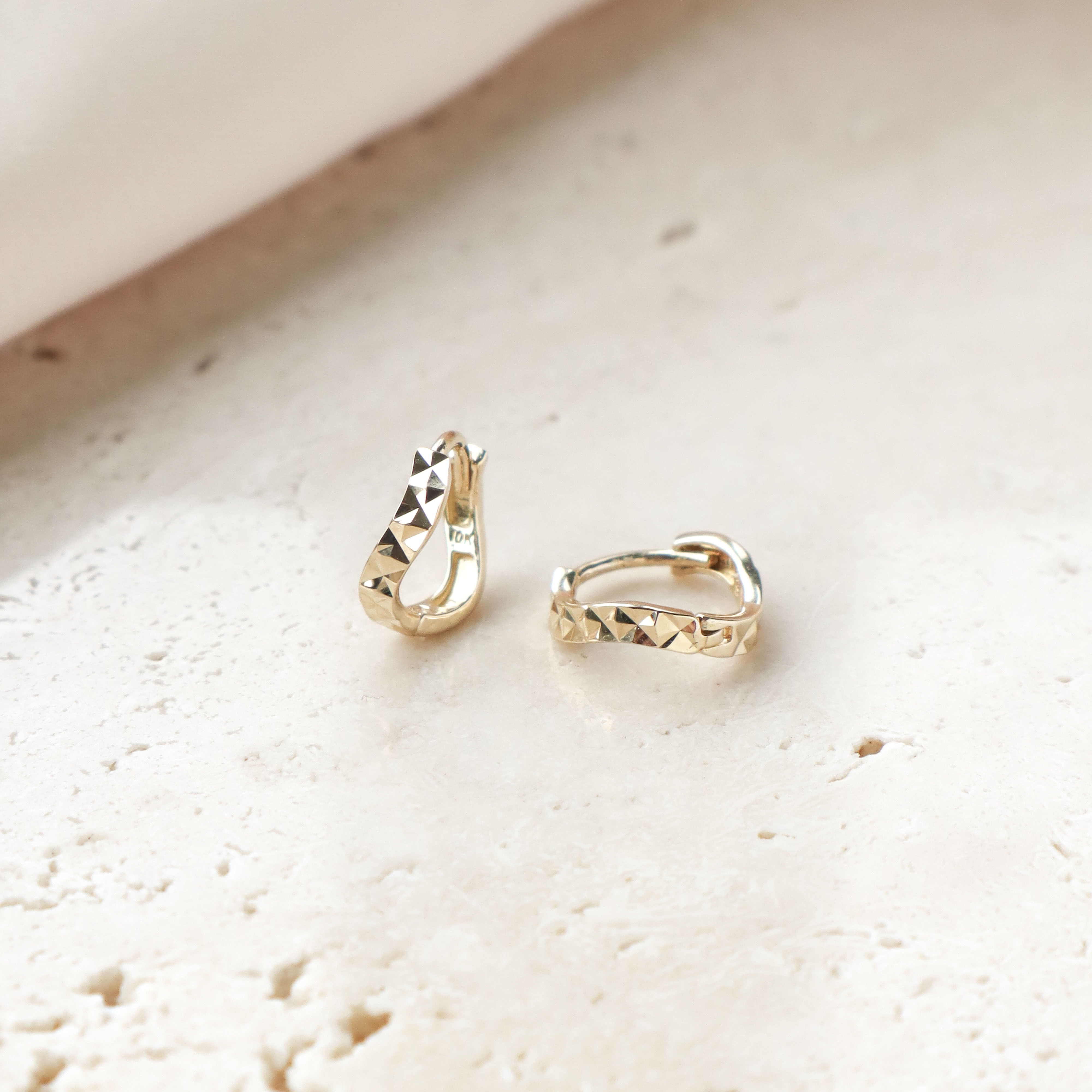 10K/扭扭菱面圈式耳環