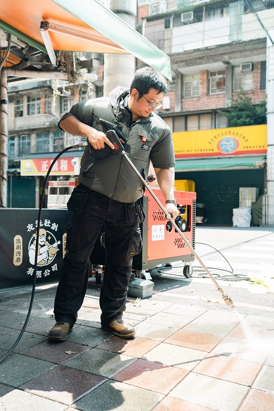 攸惜關懷協會立青進行公益活動「洗地」時的資料畫面