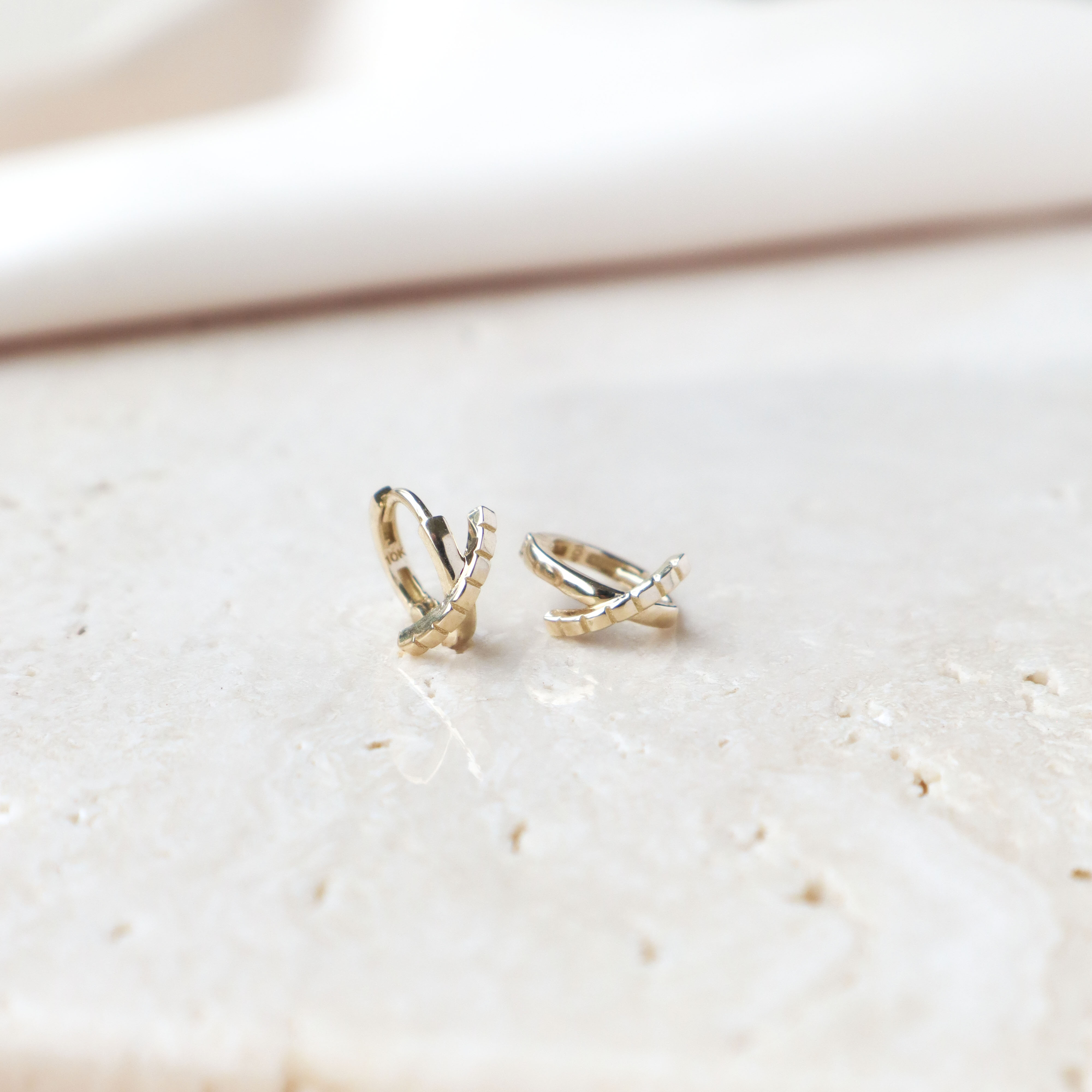 10K/交叉小條紋圈式耳環