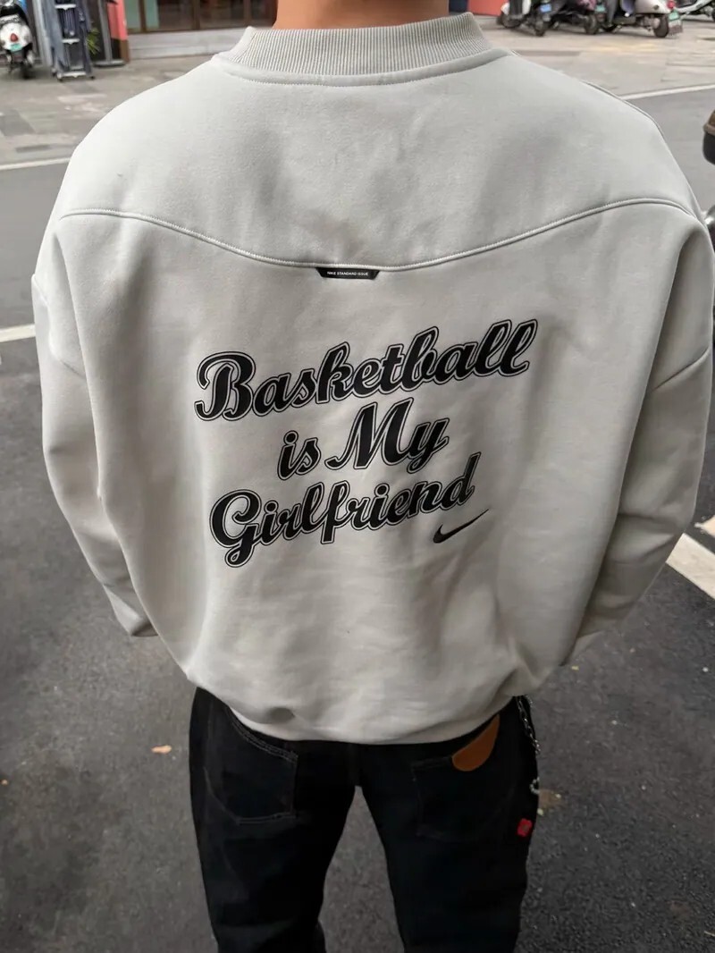 NIKE "Basketball Is My Girlfriend" 微刷毛字母大學T 兩色