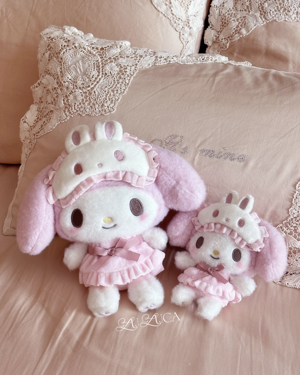 <正版授權>SANRIO 三麗鷗 美樂蒂 粉色 睡衣 眼罩 毛絨 娃娃 吊飾 2種尺寸