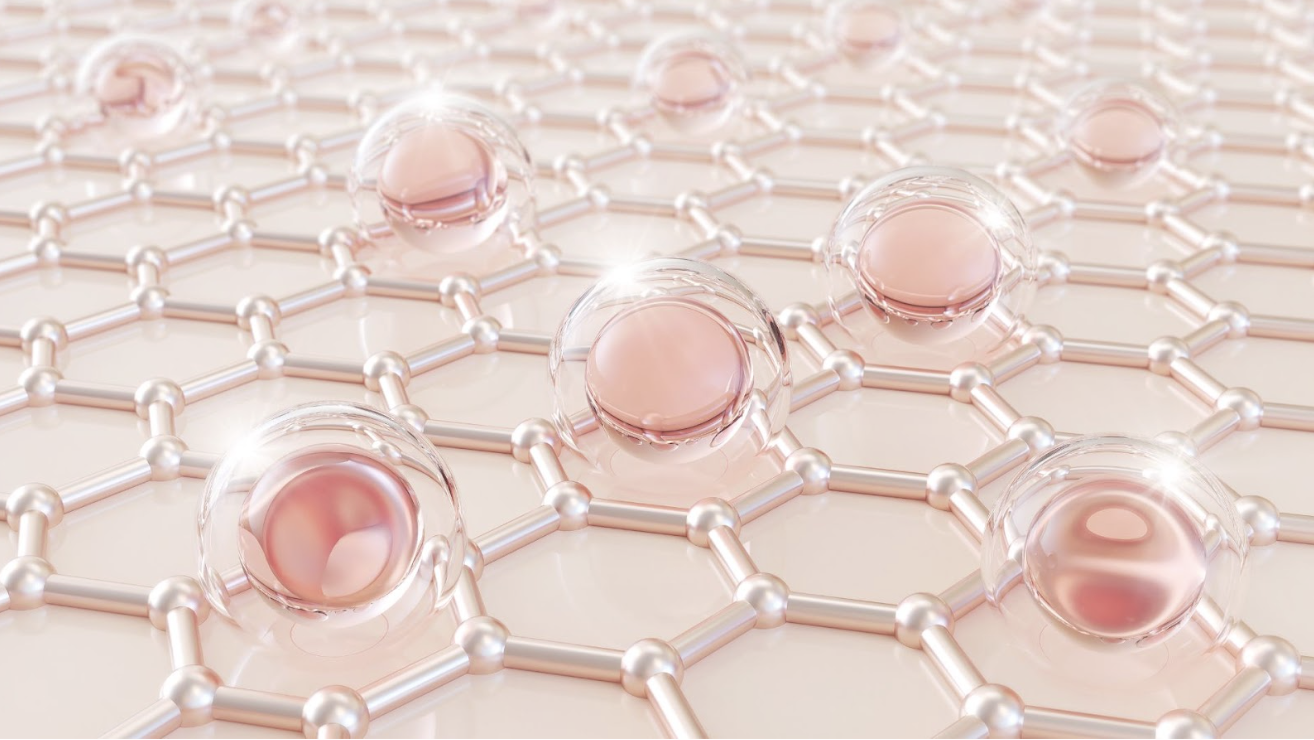 一個微觀視角的 3D 渲染圖,展示了淺粉色的蜂巢狀分子結構網格,網格節點上鑲嵌著透明且閃亮的粉色球體,球體內含有核心物質,呈現出科學研究、護膚成分或生物技術的視覺意象。