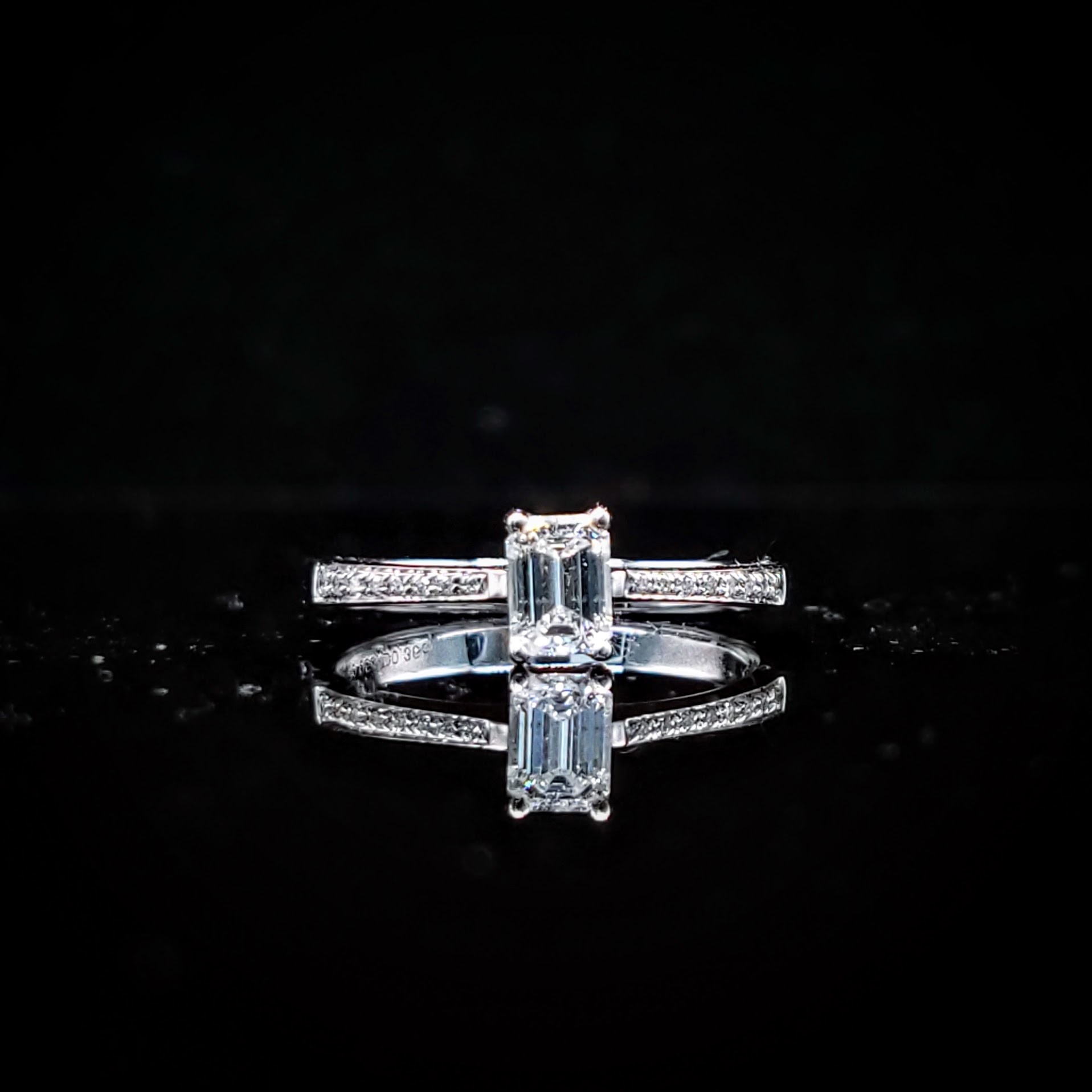 全新18K白金【單粒36份方形鑽石】配小鑽共41份戒指